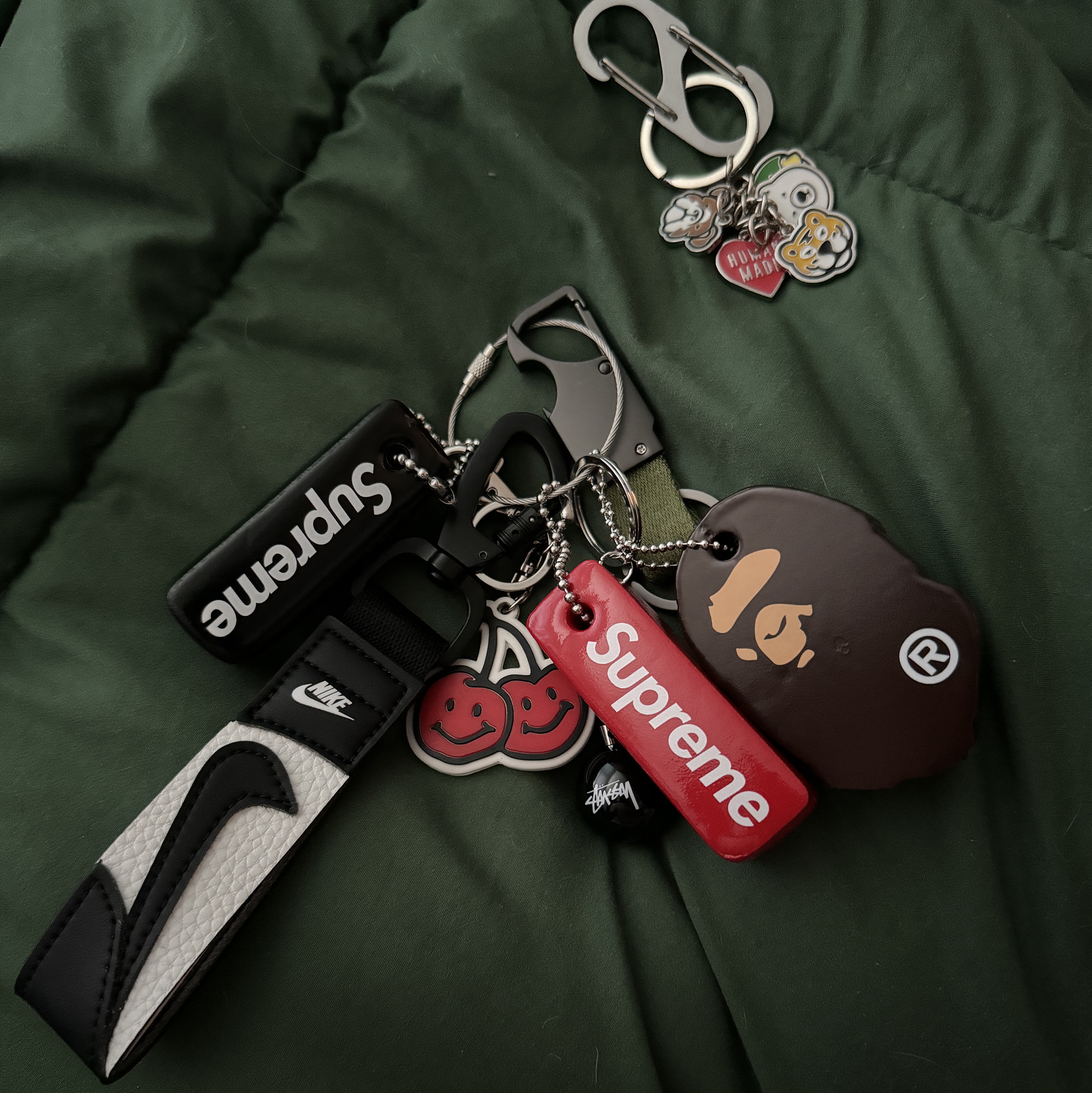 BAPE Ape Head Keychain (Vinyl Acetate), Stussy 8 Ball Keychain Black 착용 스타일