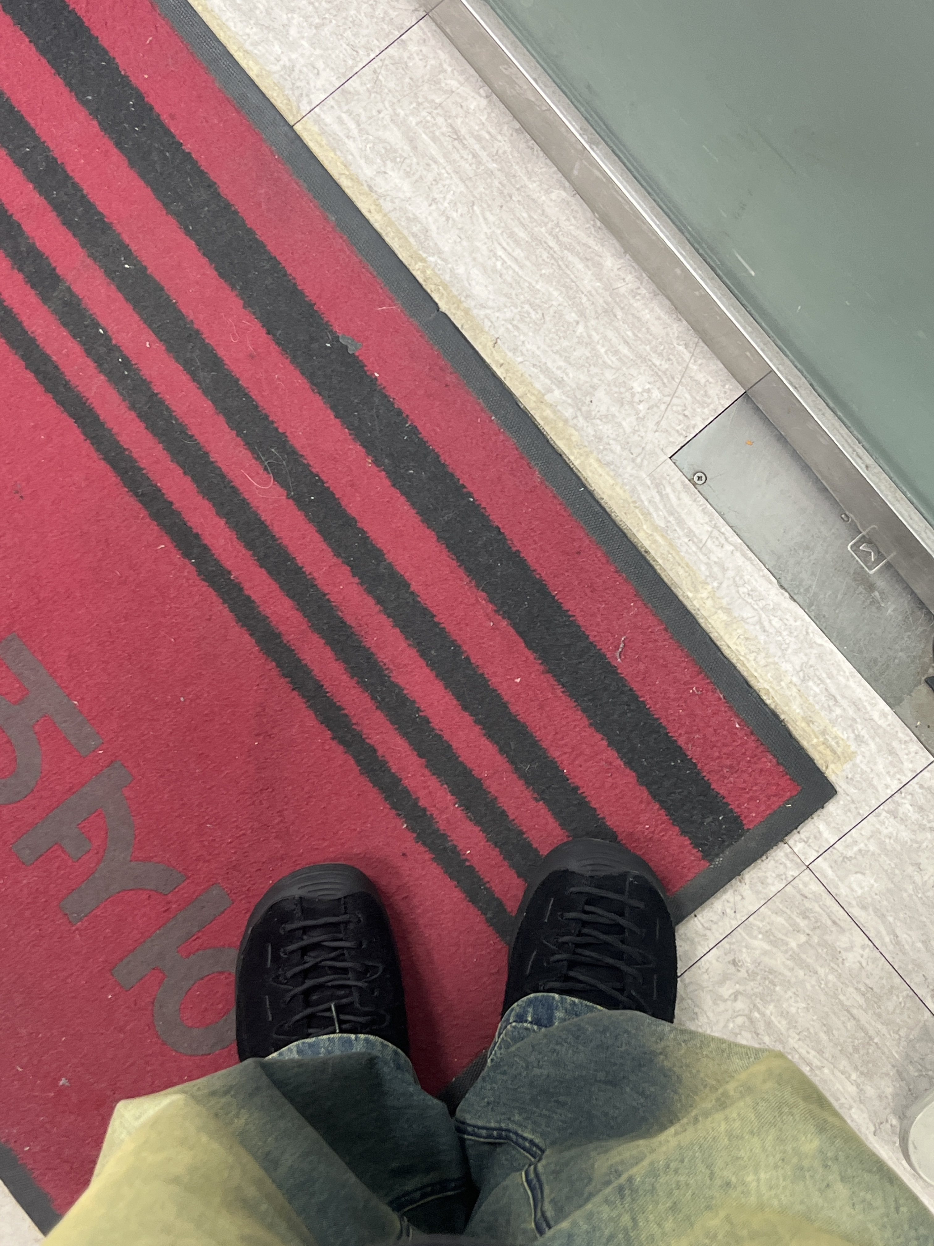 Keen Jasper Suede Sneakers Black 착용 스타일