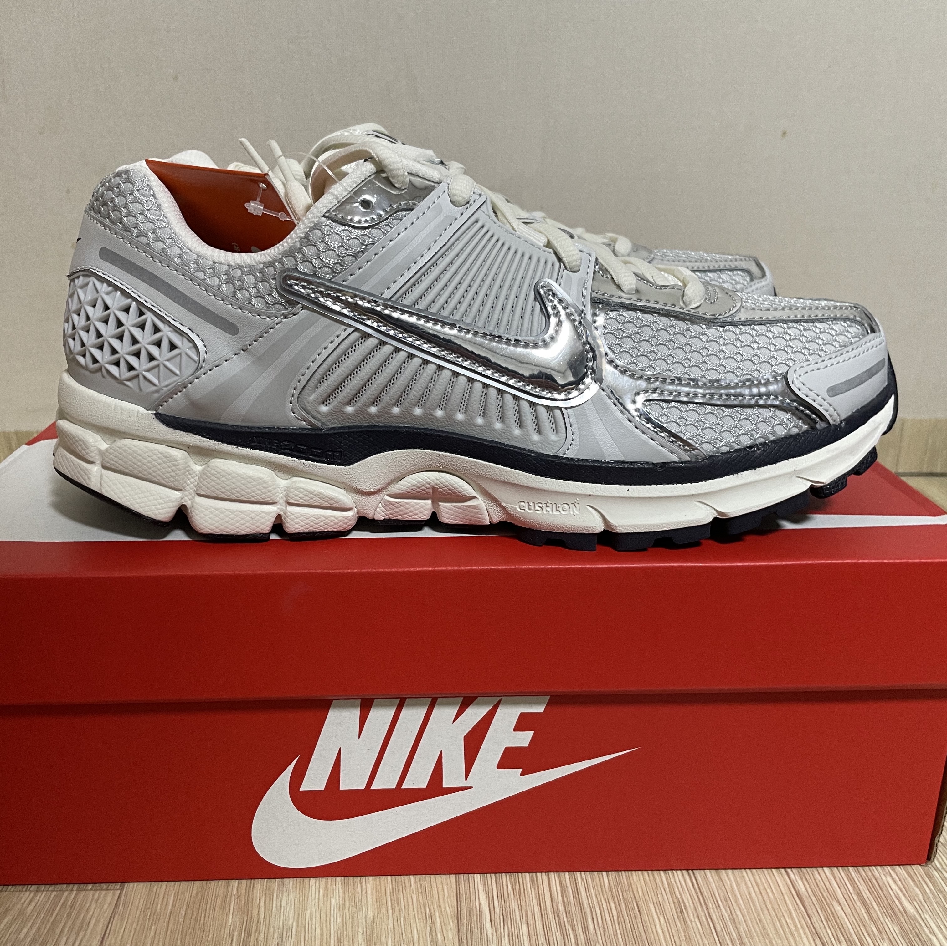 Nike Zoom Vomero 5 Photon Dust Gridiron 착용 스타일