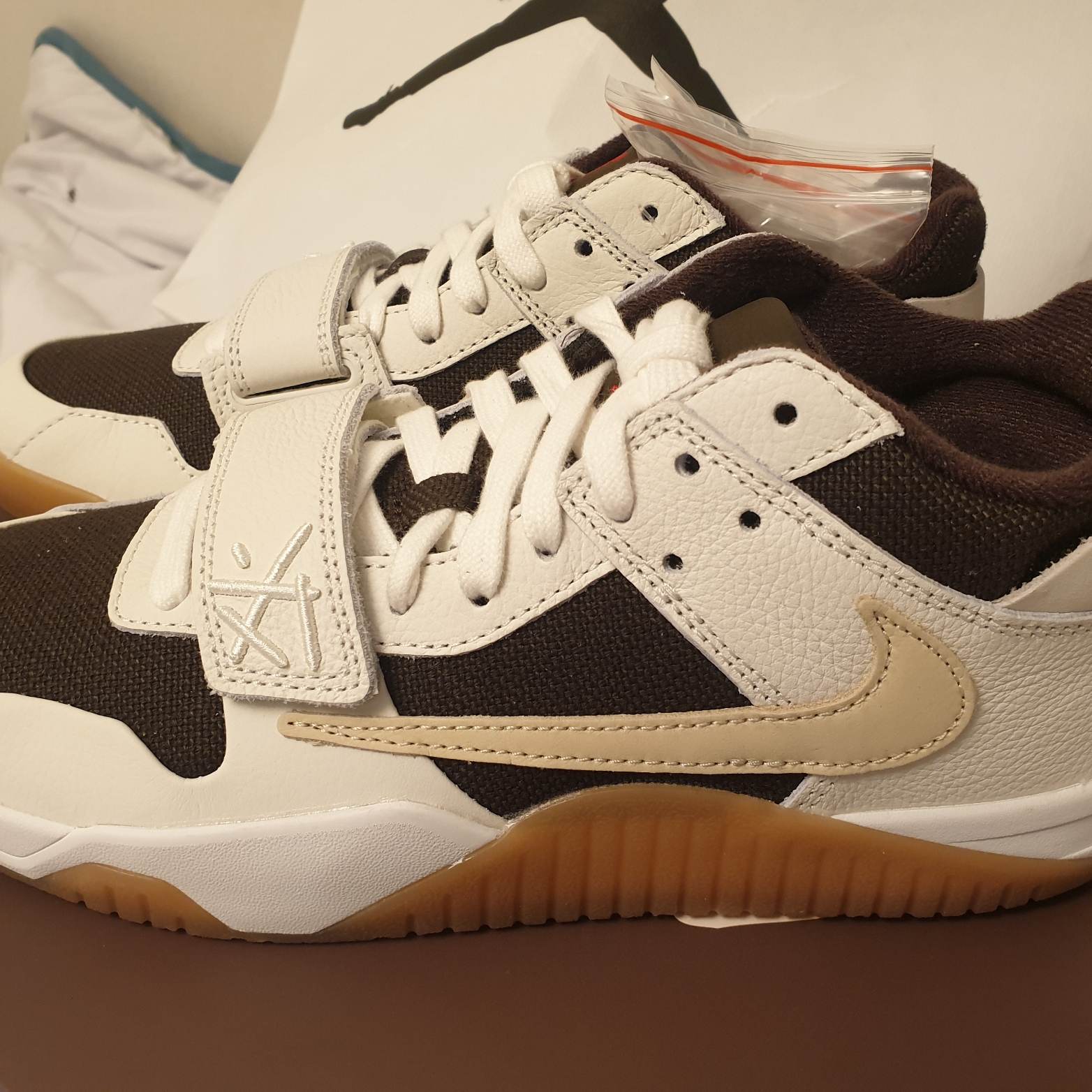 Jordan x Travis Scott Jumpman Jack TR Sail and Dark Mocha 착용 스타일 - 2
