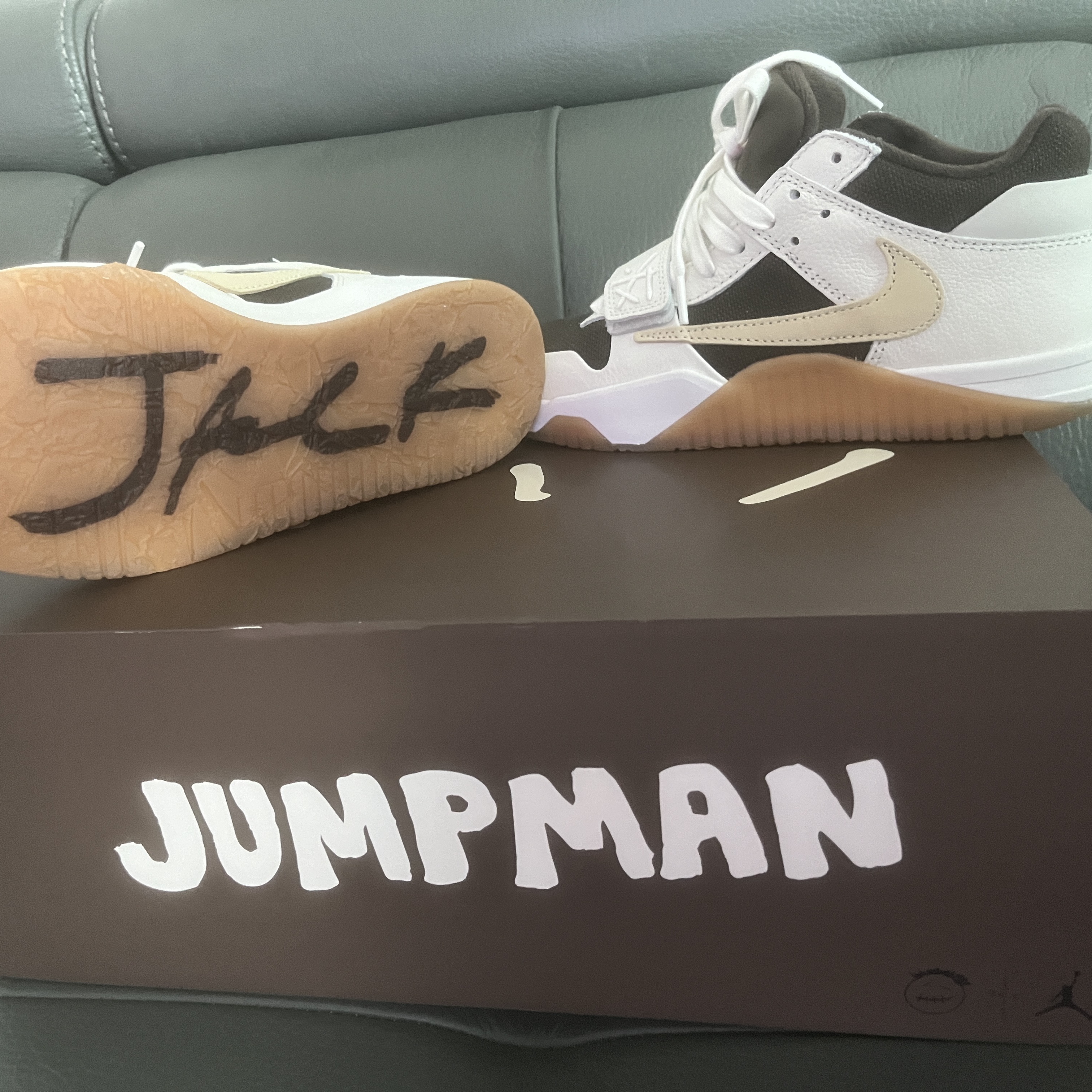 Jordan x Travis Scott Jumpman Jack TR Sail and Dark Mocha 착용 스타일