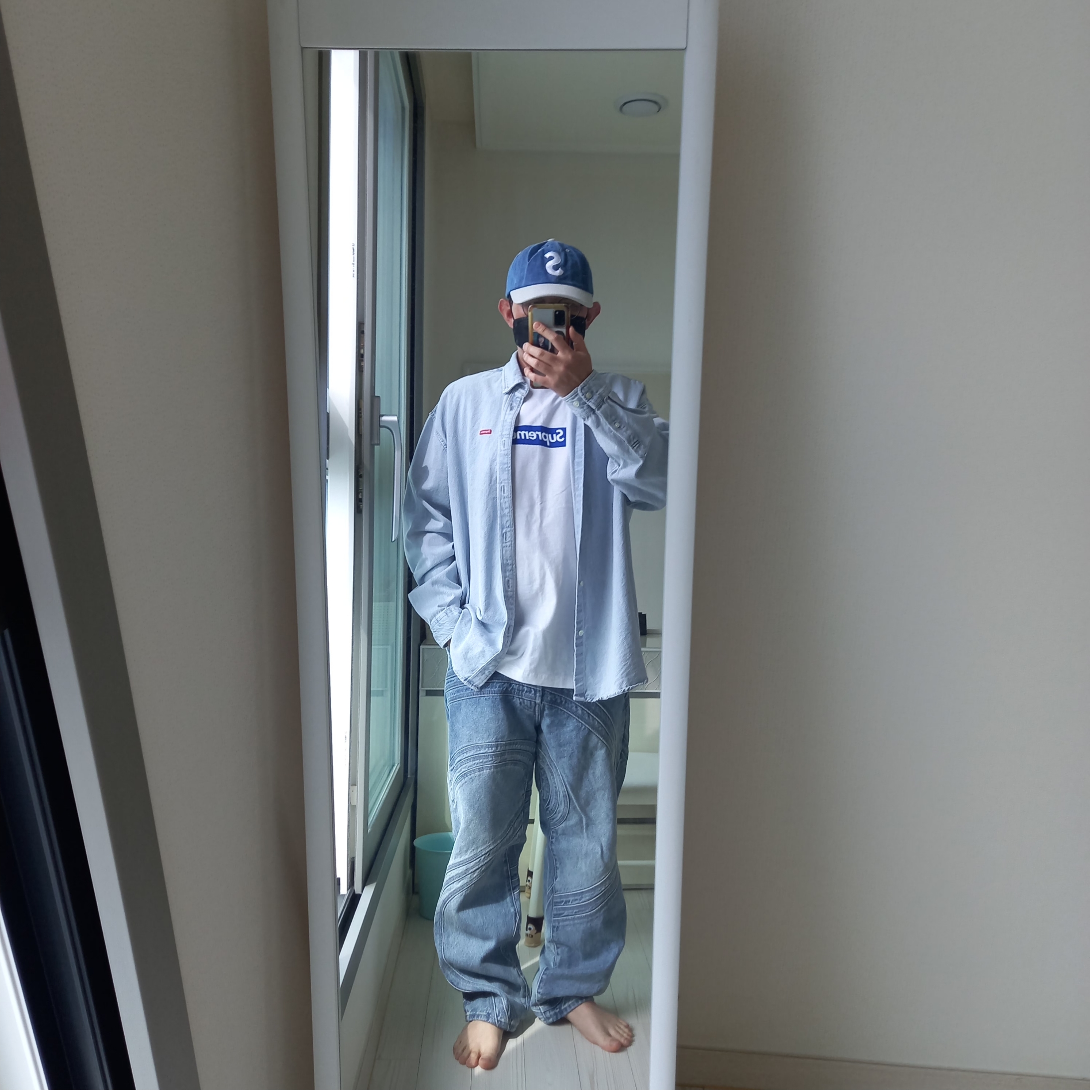 Supreme 2-Tone S Logo 6-Panel Washed Denim - 24SS, Supreme Seoul Box Logo T-Shirt White - 23FW 착용 스타일 - 3
