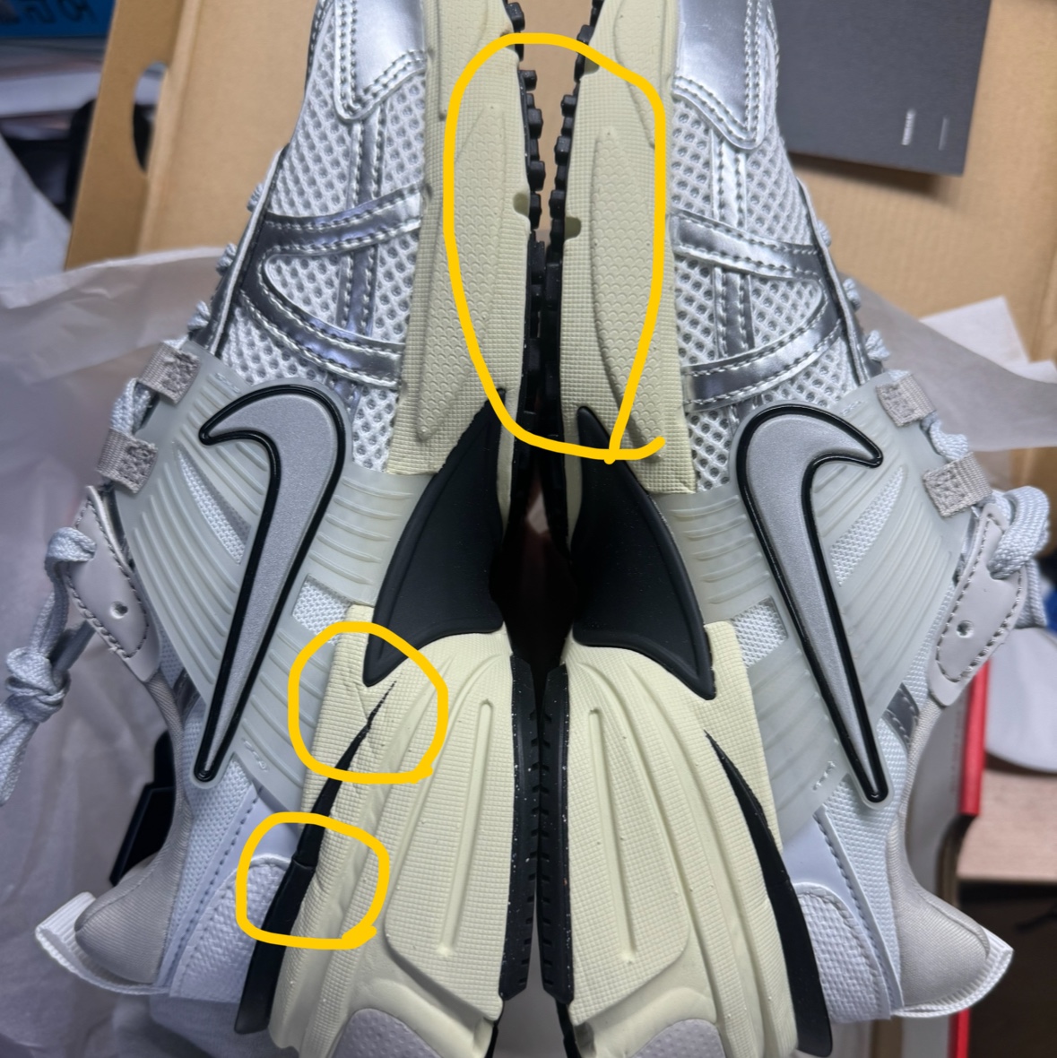 Nike V2K Run Summit White Metallic Silver 착용 스타일 - 2