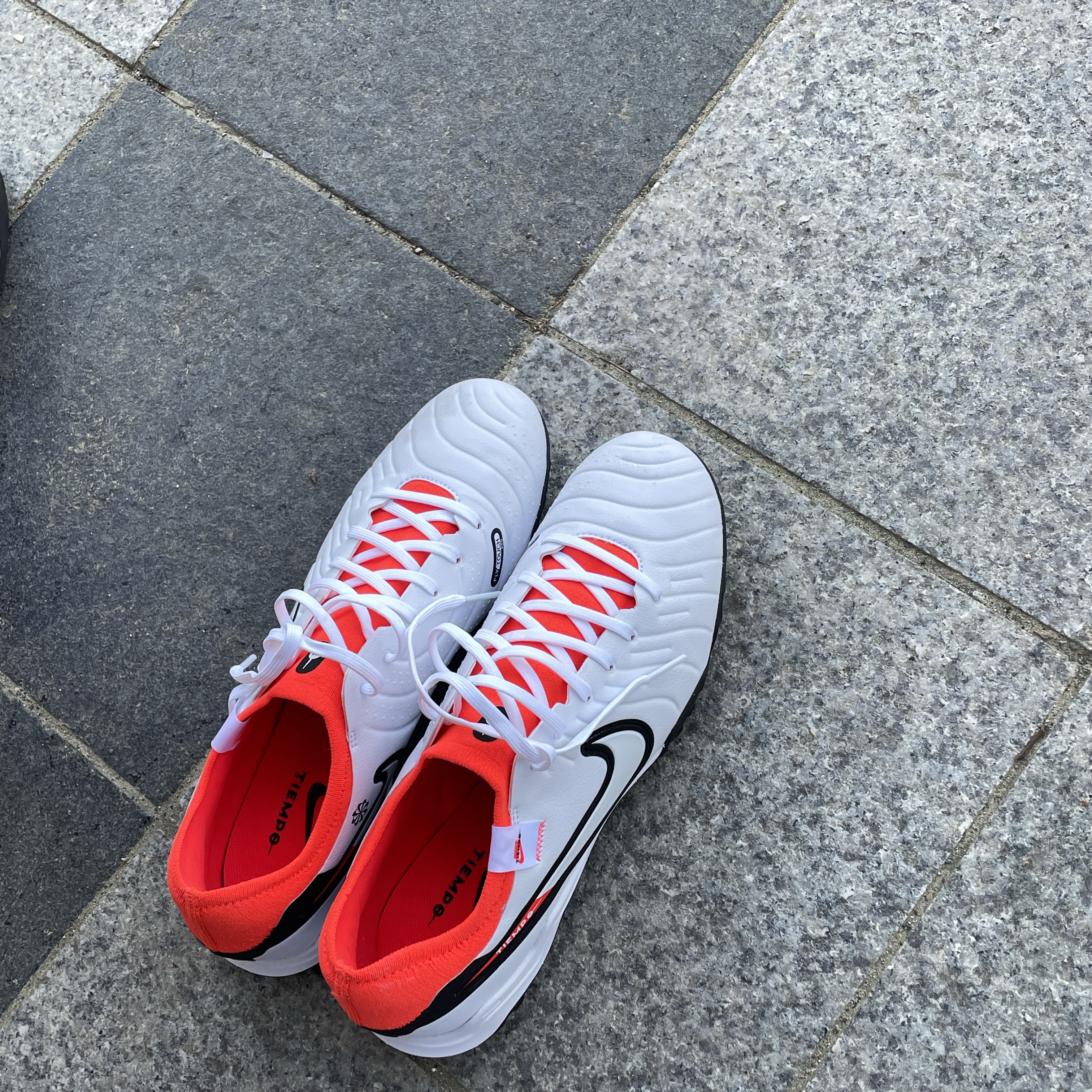 Nike Tiempo Legend 10 Pro TF White Bright Crimson 착용 스타일