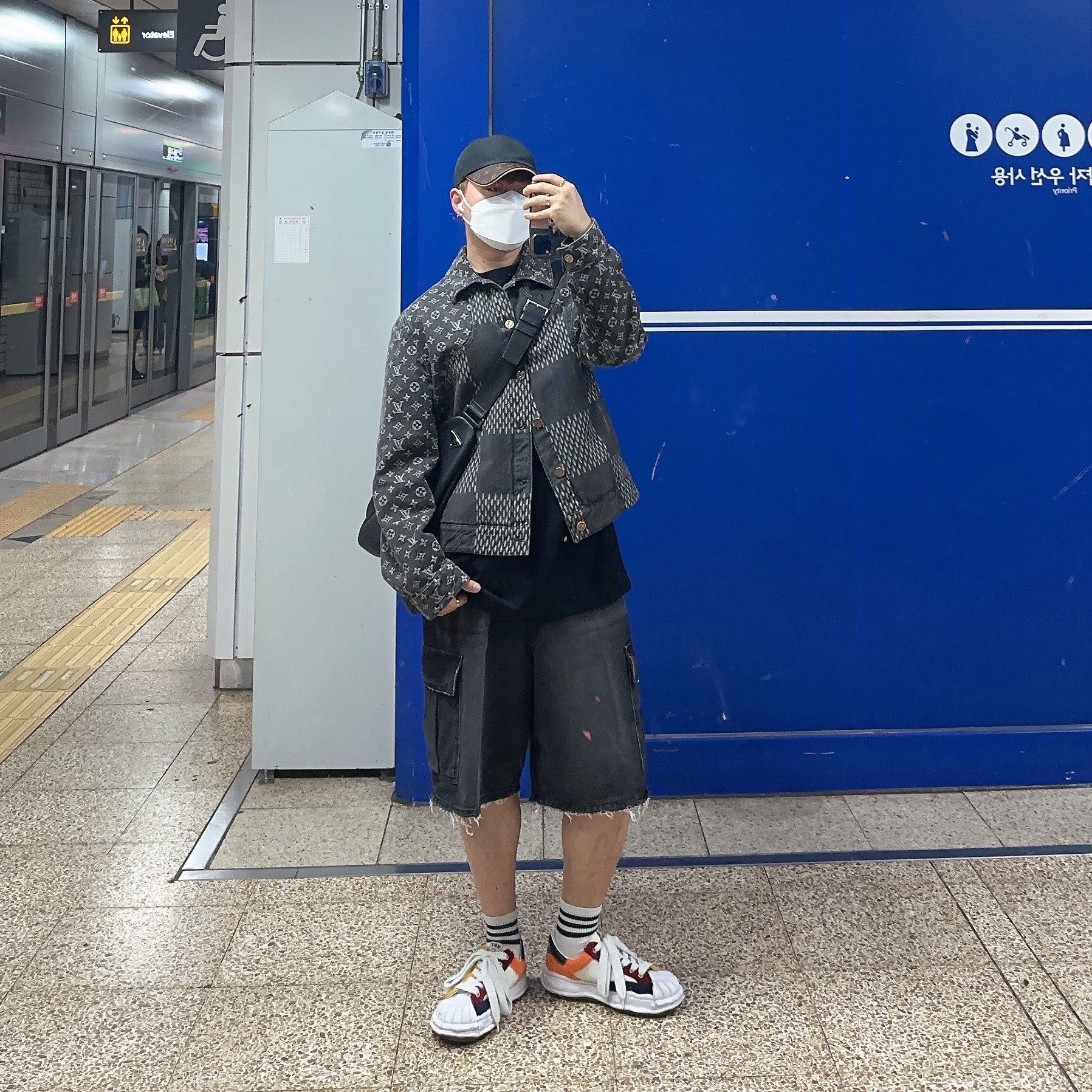 Louis Vuitton x Nigo Giant Damier Waves Monogram Denim Jacket Black, BAPE College Mesh Cap Black 착용 스타일 - 2