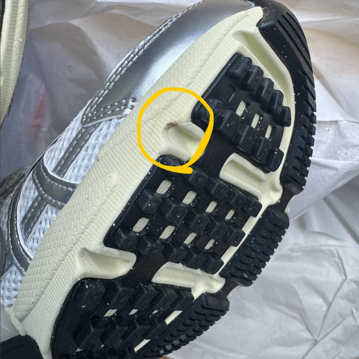 Nike V2K Run Summit White Metallic Silver 착용 스타일 - 3