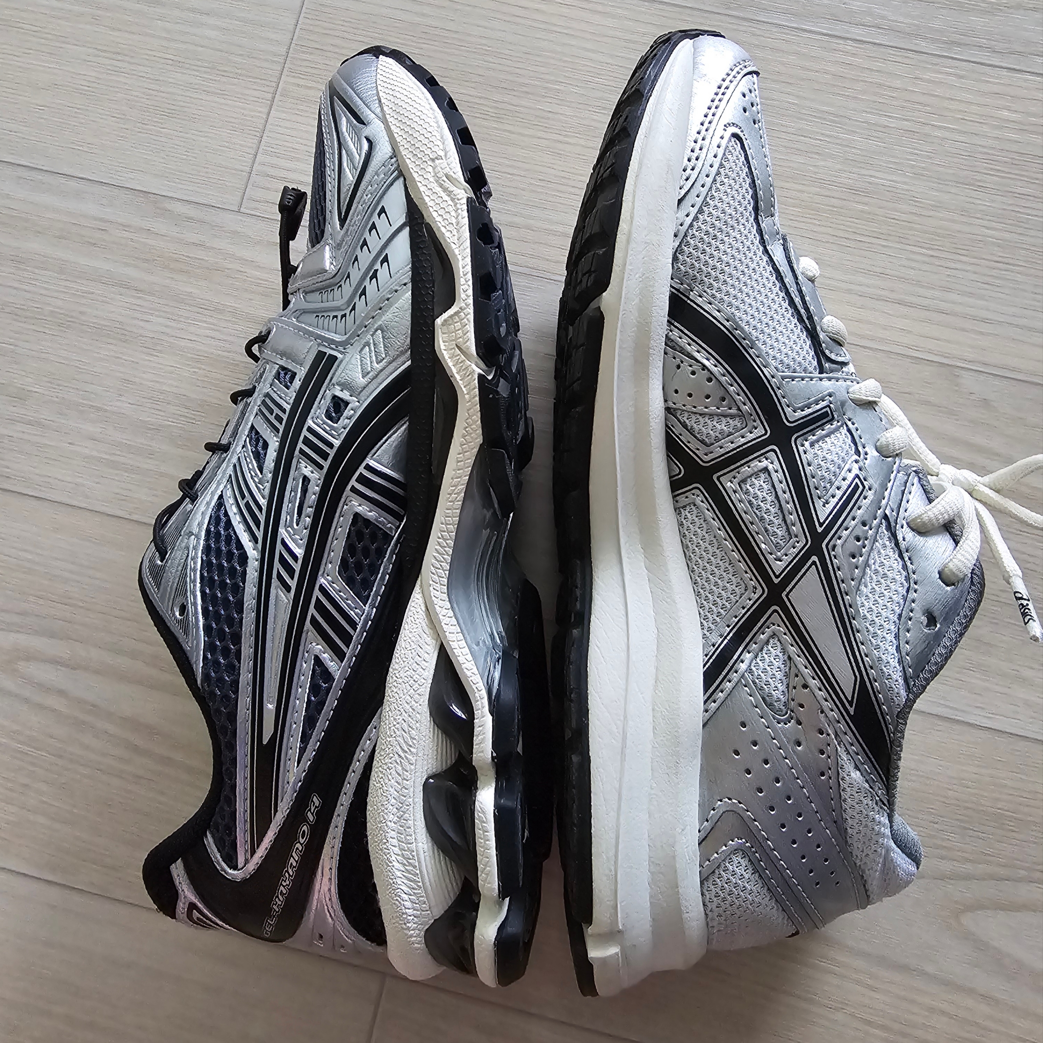 Asics Unlimited Gel-Kayano 14 Carrier Grey Black, Asics Jog 100 S White Black - 2E Wide 착용 스타일 - 2