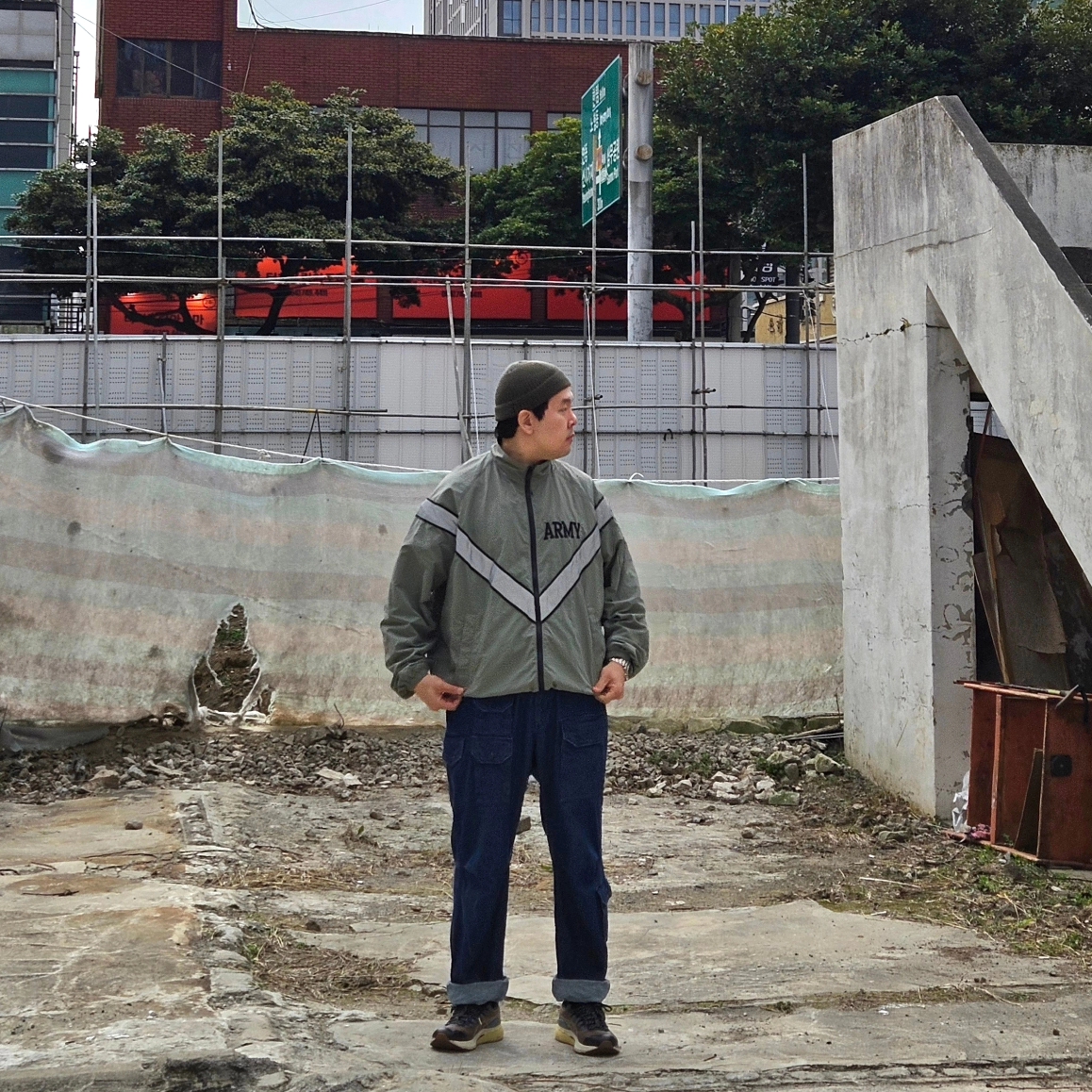 (W) Asics FN3-S Gel-Kayano 28 Anthracite Antique Gold, Engineered Garments Feather PC Twill FA Pants Dark Navy 착용 스타일 - 4