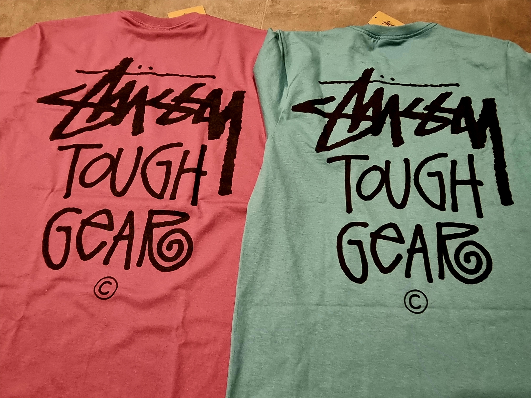 Stussy Tough Gear T-Shirt Berry, Stussy Tough Gear T-Shirt Ocean 착용 스타일 - 1