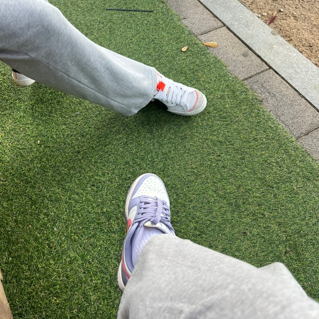 (W) Nike Dunk Low Indigo Haze Coral Chalk, Nike Blazer Mid '77 Jumbo White and Black 착용 스타일