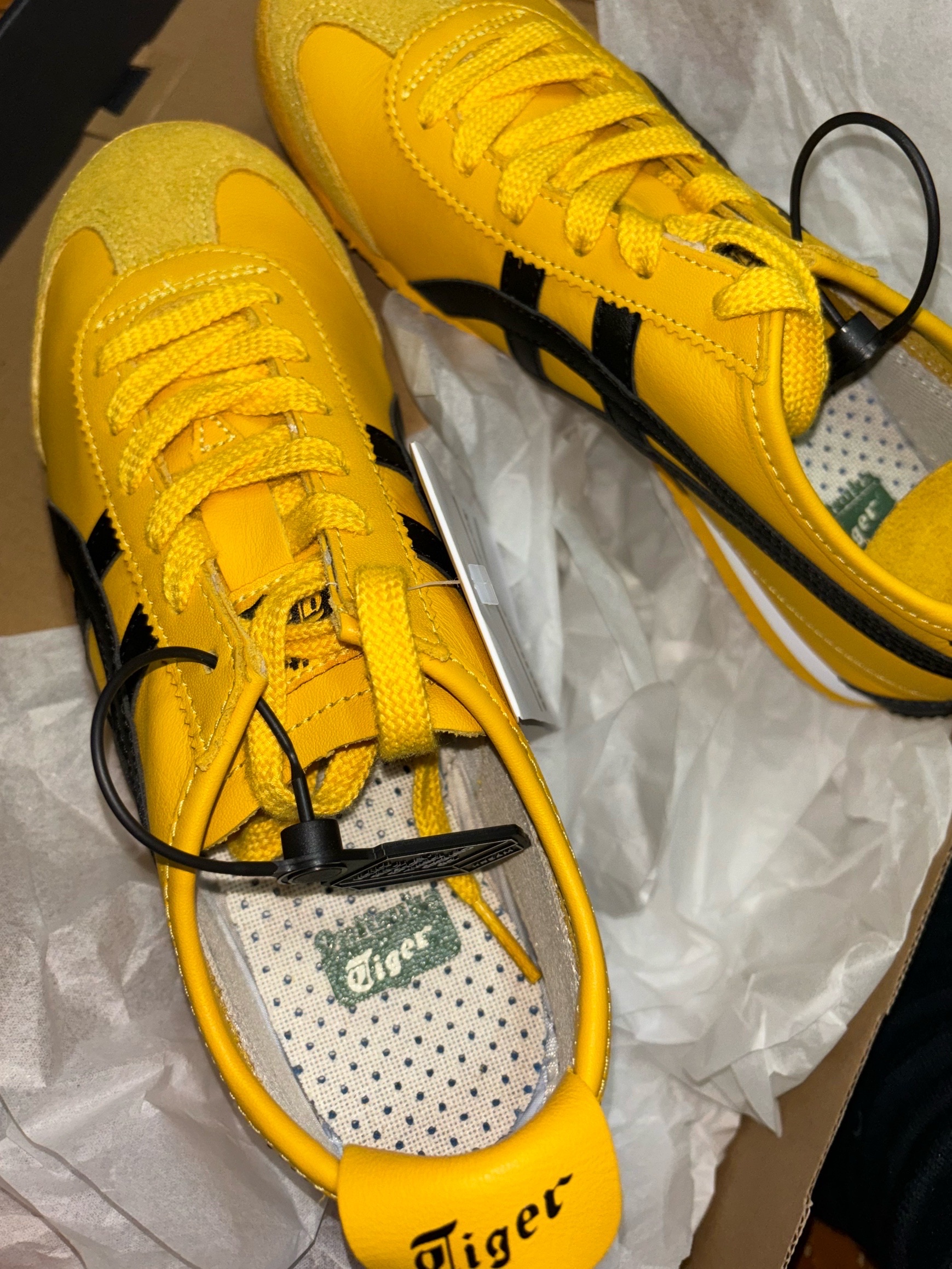 Onitsuka Tiger Mexico 66 Yellow Black 착용 스타일 - 2