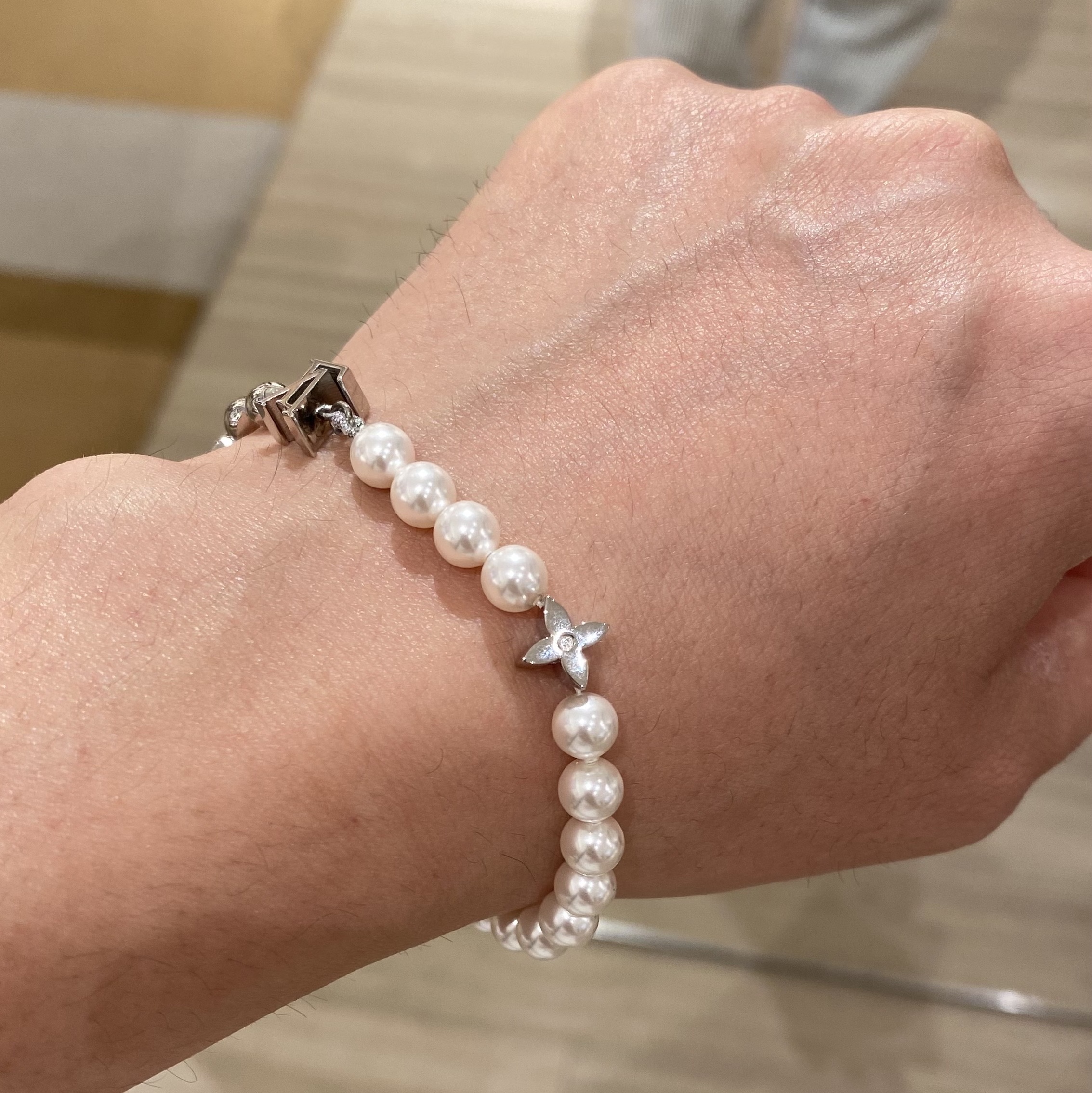Louis Vuitton Monogram Pearls Bracelet White, Jordan 5 x Paris Saint-Germain Retro Black 착용 스타일 - 1