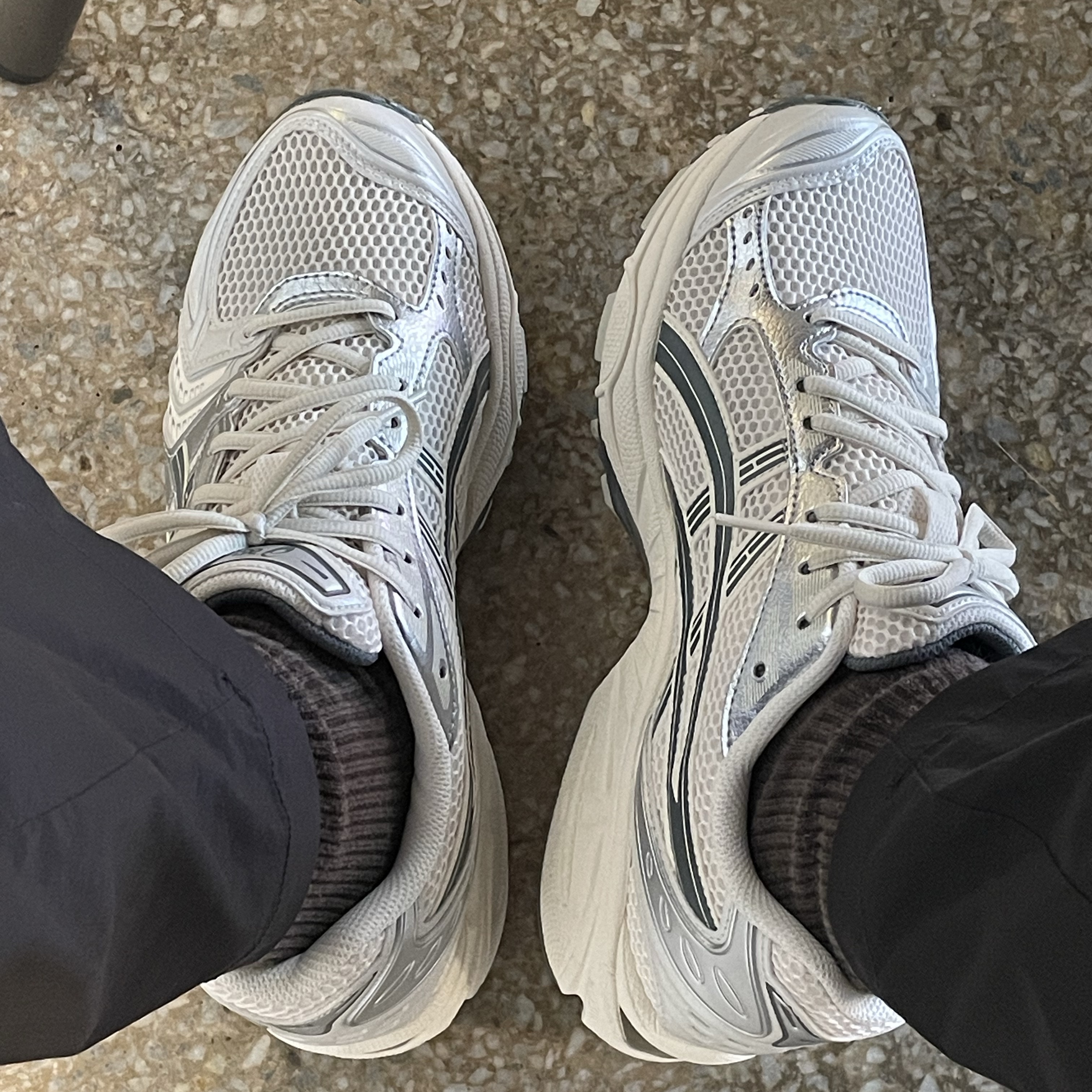 Asics Gel-Kayano 14 Birch Dark Pewter 착용 스타일 - 1