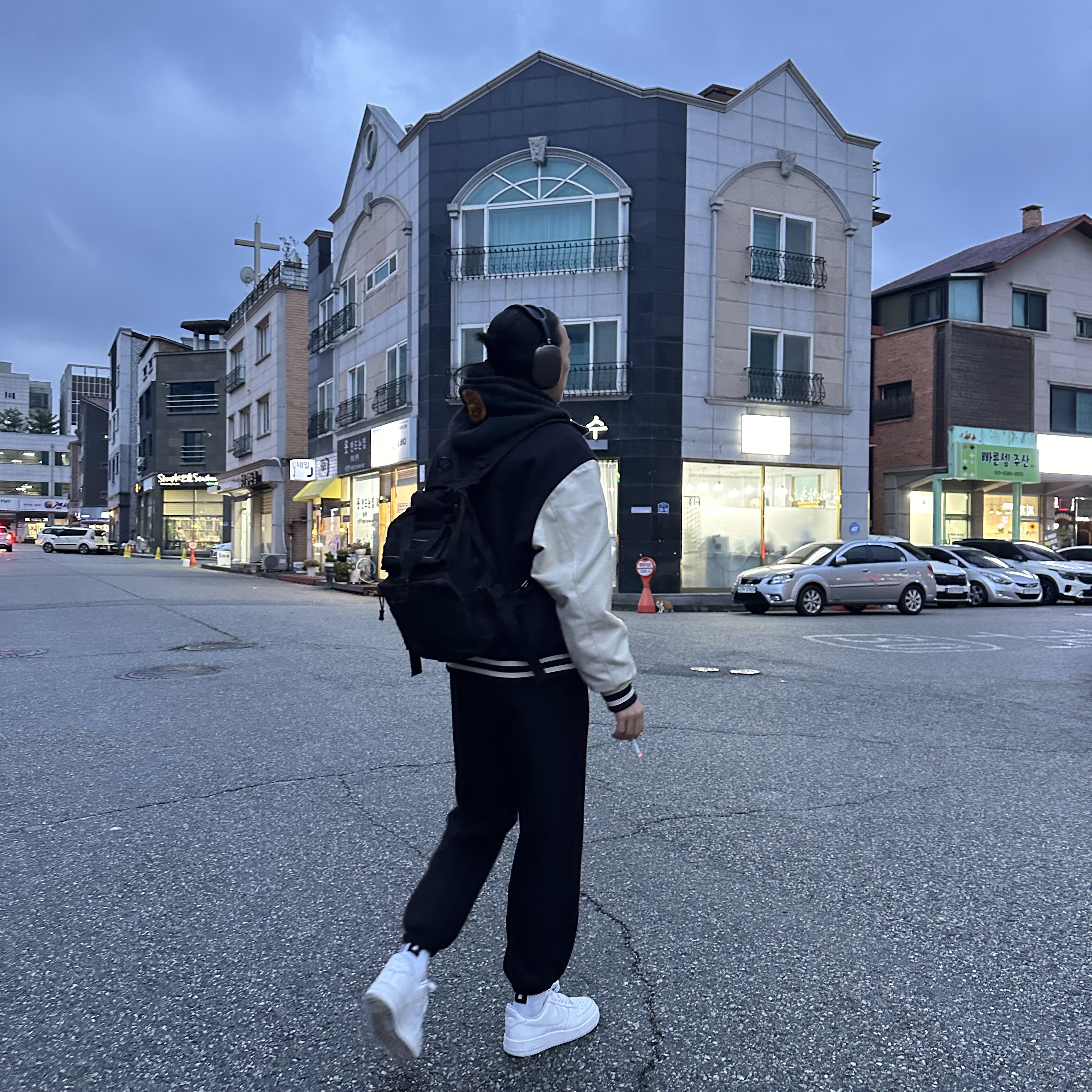 Apple AirPods Max Lightning Space Gray (Korean Ver.), Nike Air Force 1 '07 Low White 착용 스타일