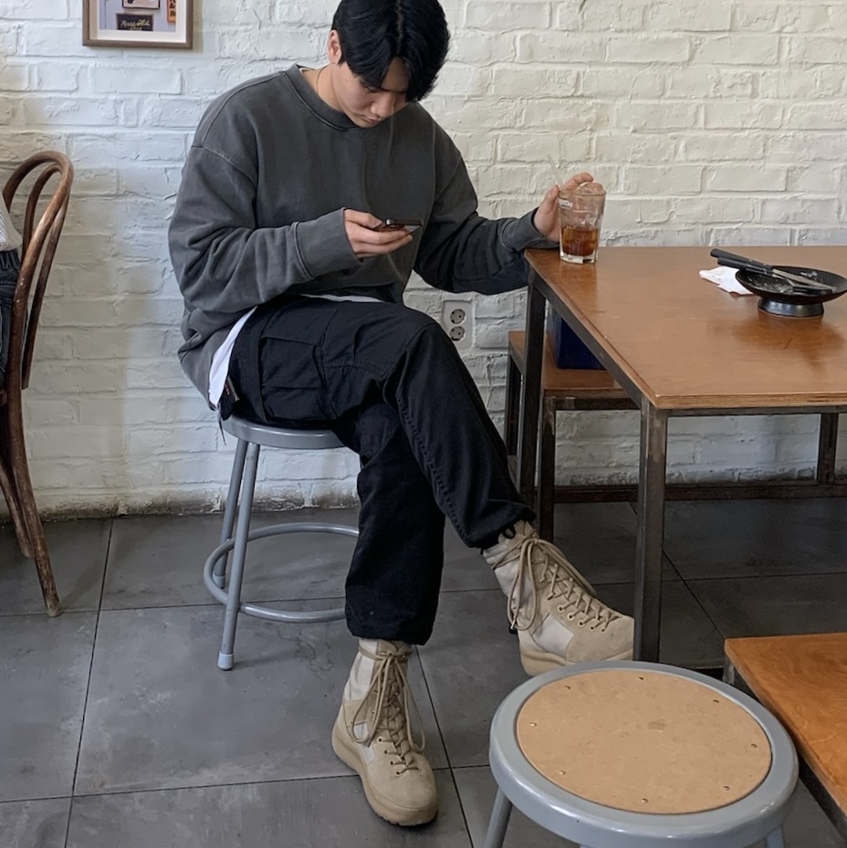 Yeezy Season 3 Military Boot Onyx Shade 착용 스타일