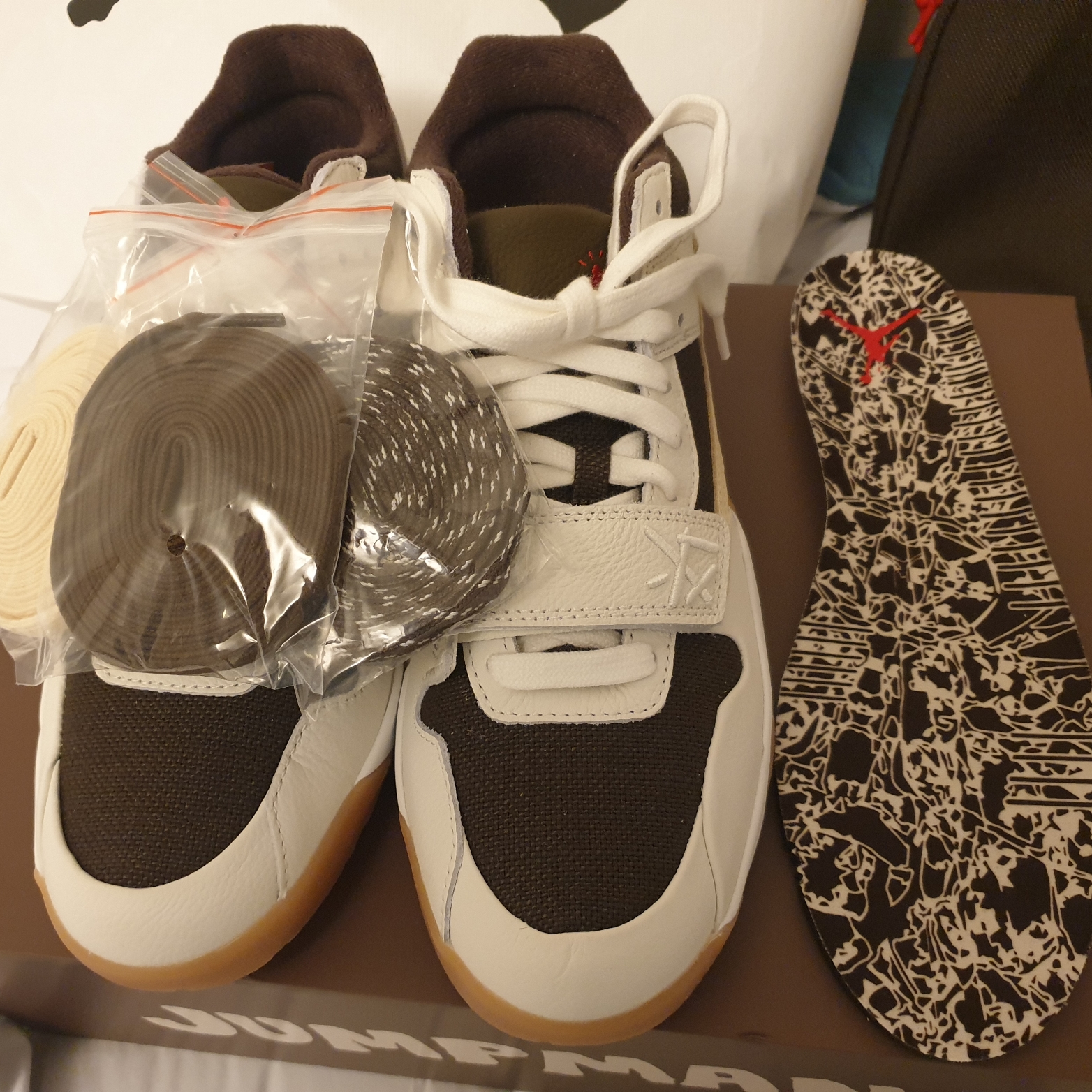 Jordan x Travis Scott Jumpman Jack TR Sail and Dark Mocha 착용 스타일 - 5
