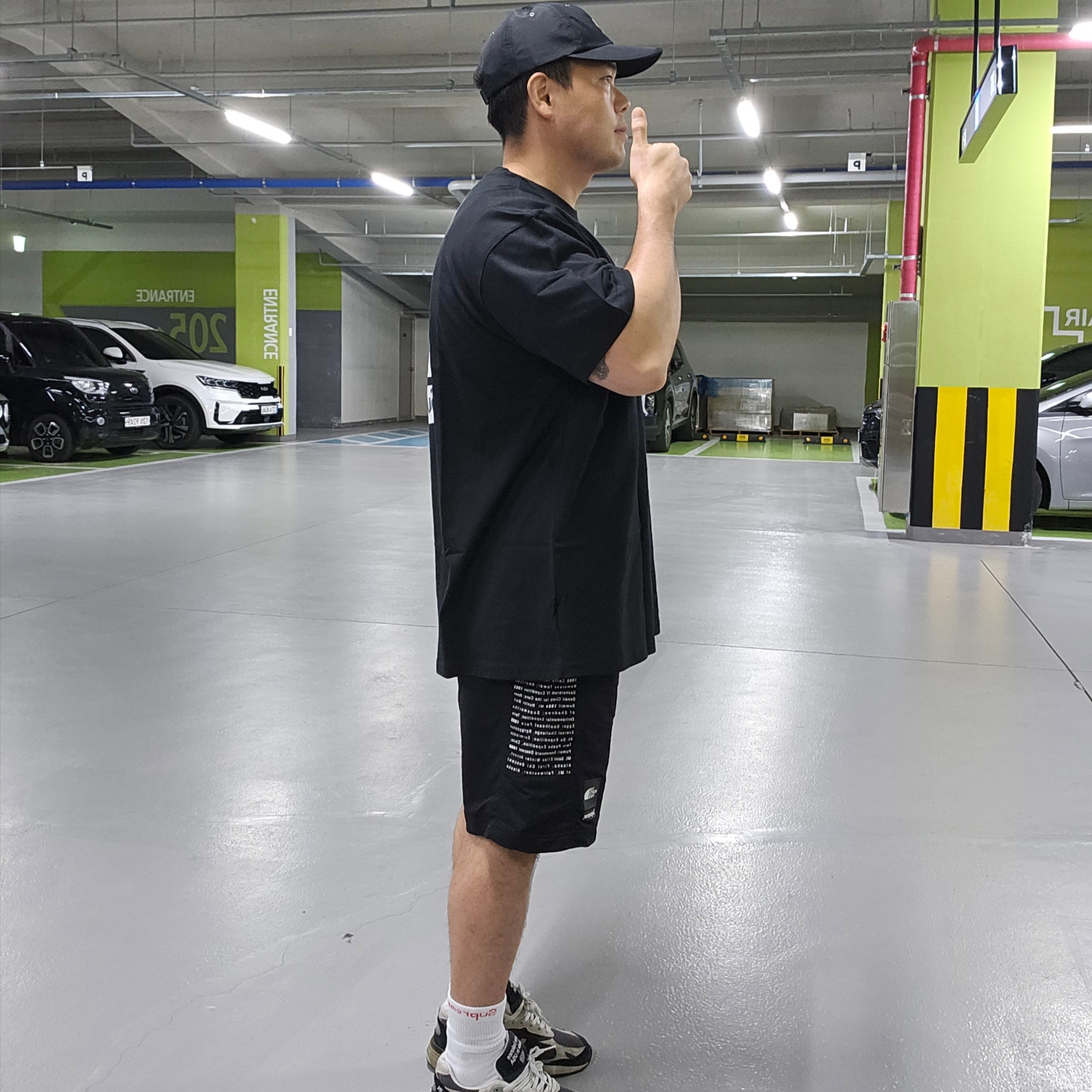 Supreme x The North Face S/S Top Black - 24SS, Supreme x The North Face Split 6-Panel Black - 24SS 착용 스타일 - 2