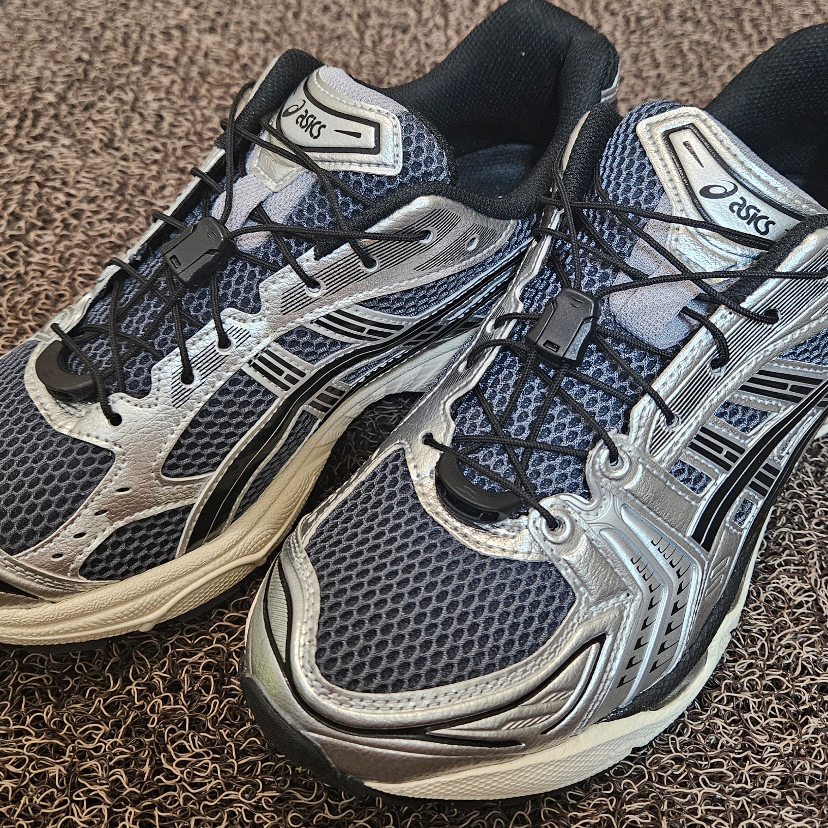Asics Unlimited Gel-Kayano 14 Carrier Grey Black 착용 스타일