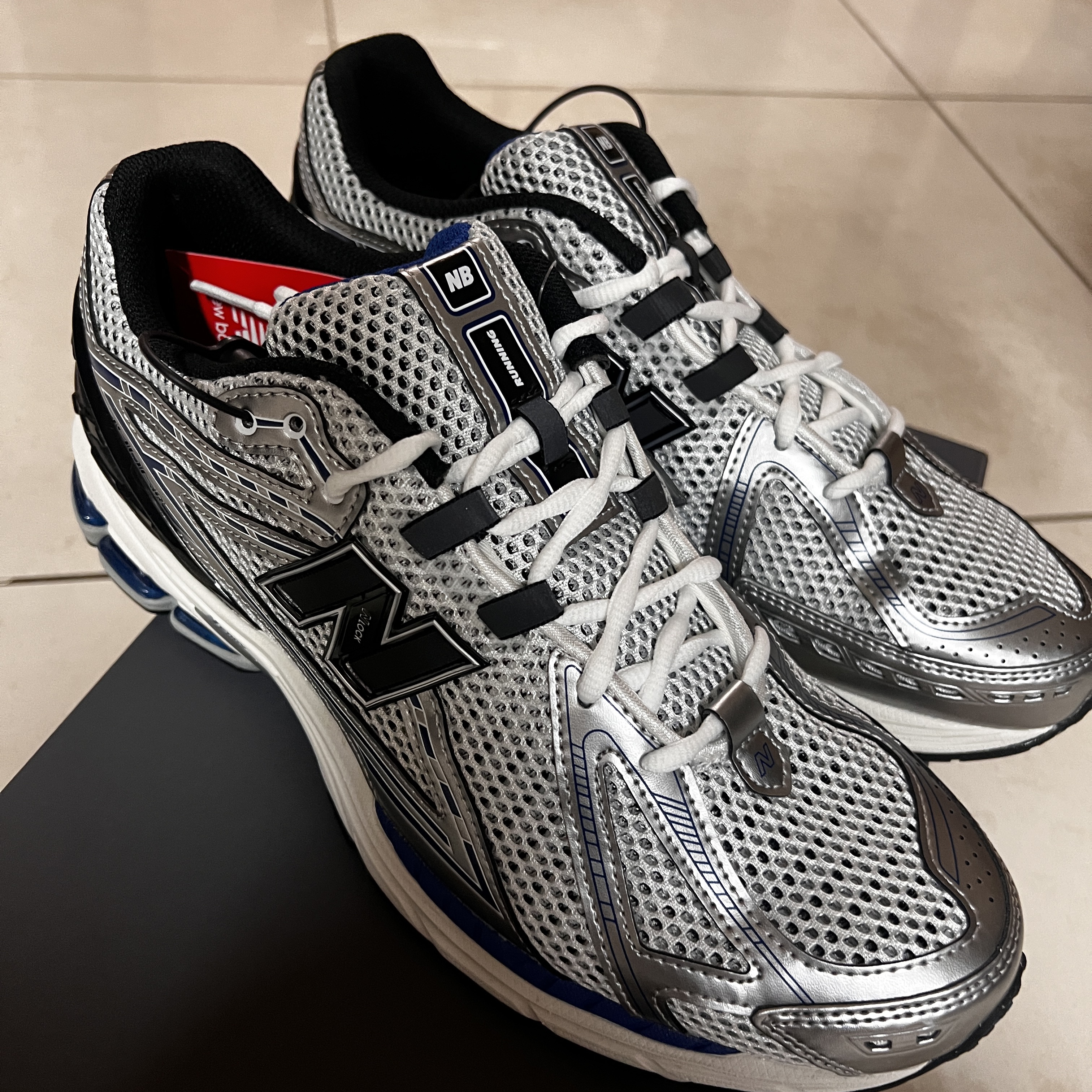New Balance 1906R Silver Metallic 착용 스타일 - 4
