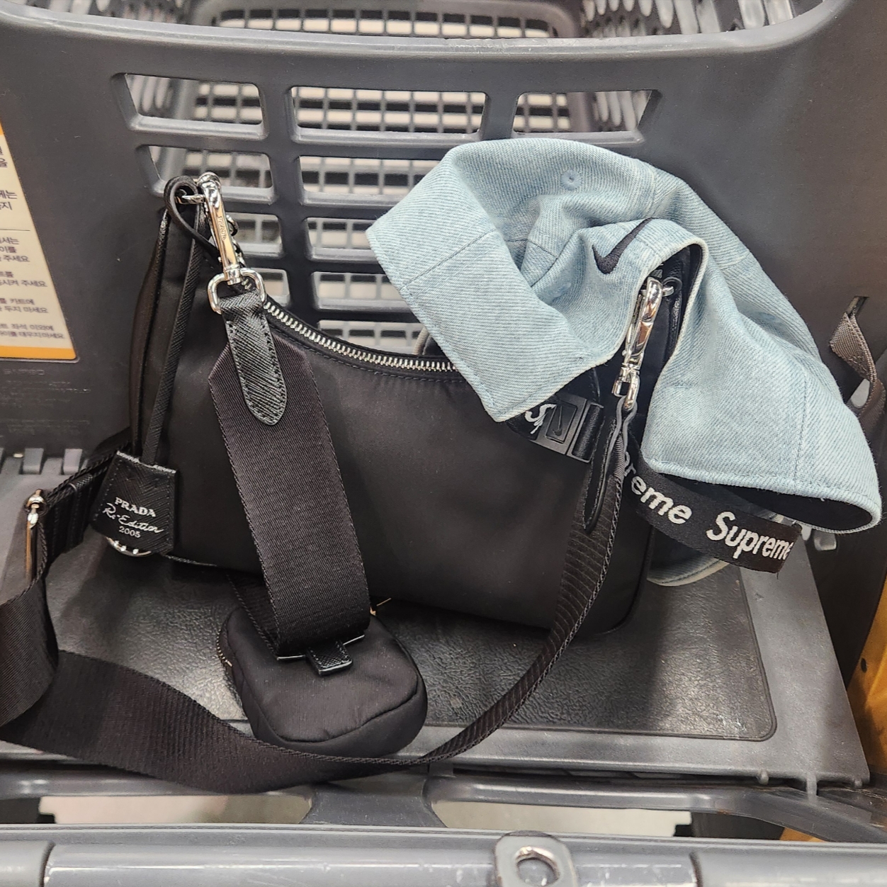 Supreme x Nike ACG Denim 6-Panel Washed Blue - 22FW, Prada Re-Edition 2005 Re-Nylon Shoulder Bag Black 착용 스타일