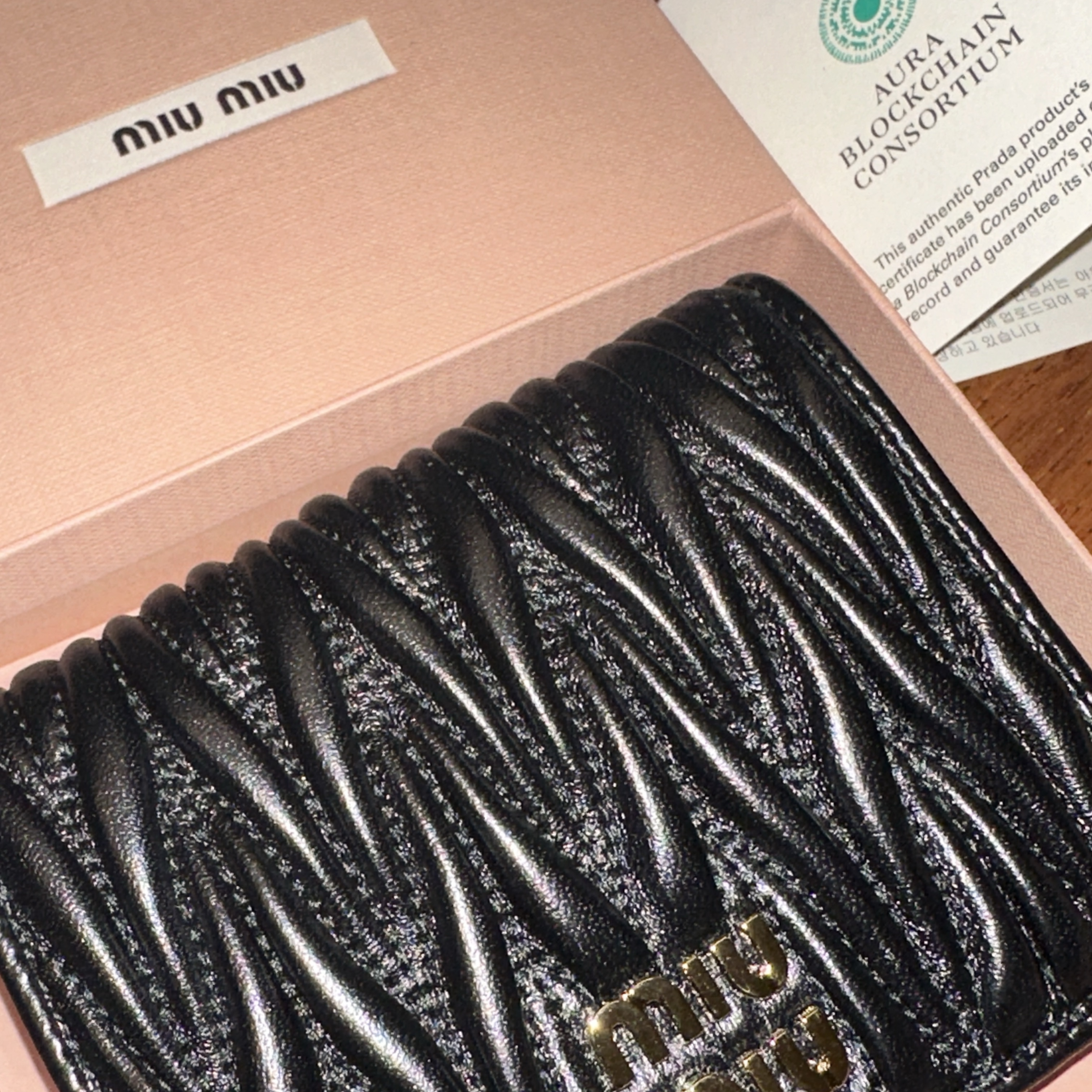 Miu Miu Matelasse Nappa Leather Wallet Black 착용 스타일