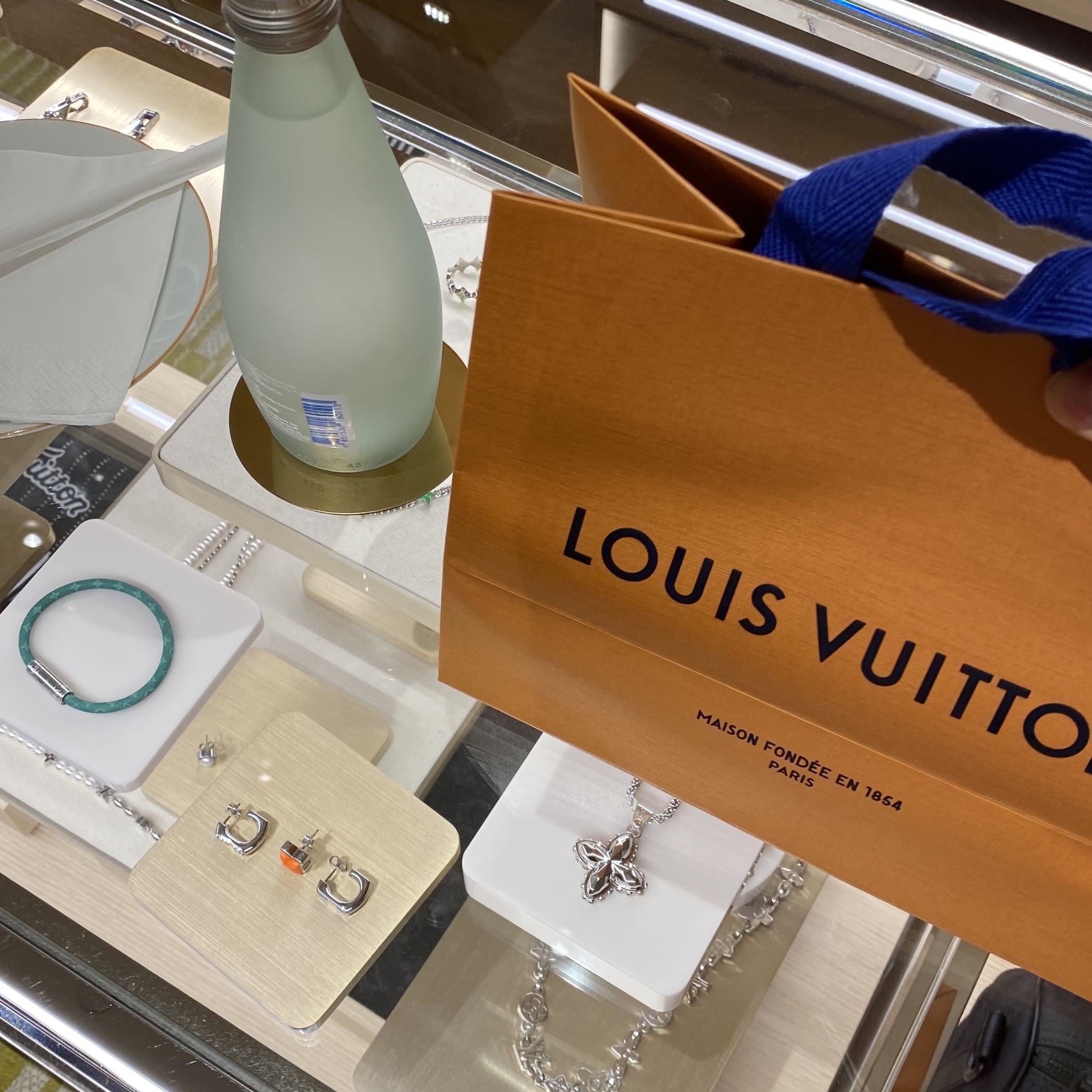 Louis Vuitton Monogram Pearls Bracelet White, Jordan 5 x Paris Saint-Germain Retro Black 착용 스타일 - 2