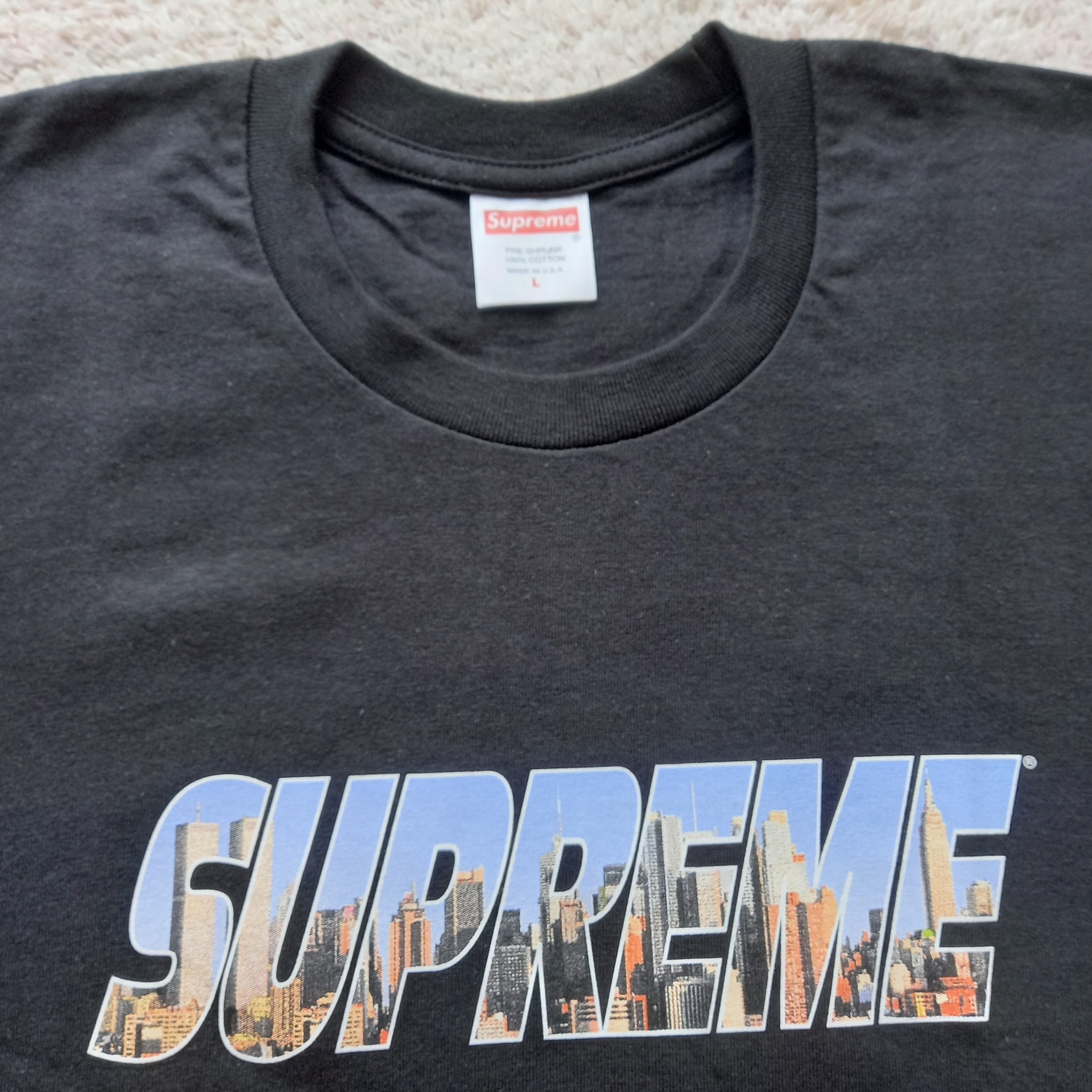 Supreme Gotham T-Shirt Black - 23FW, Supreme x The North Face Split 6-Panel Black - 24SS 착용 스타일 - 3