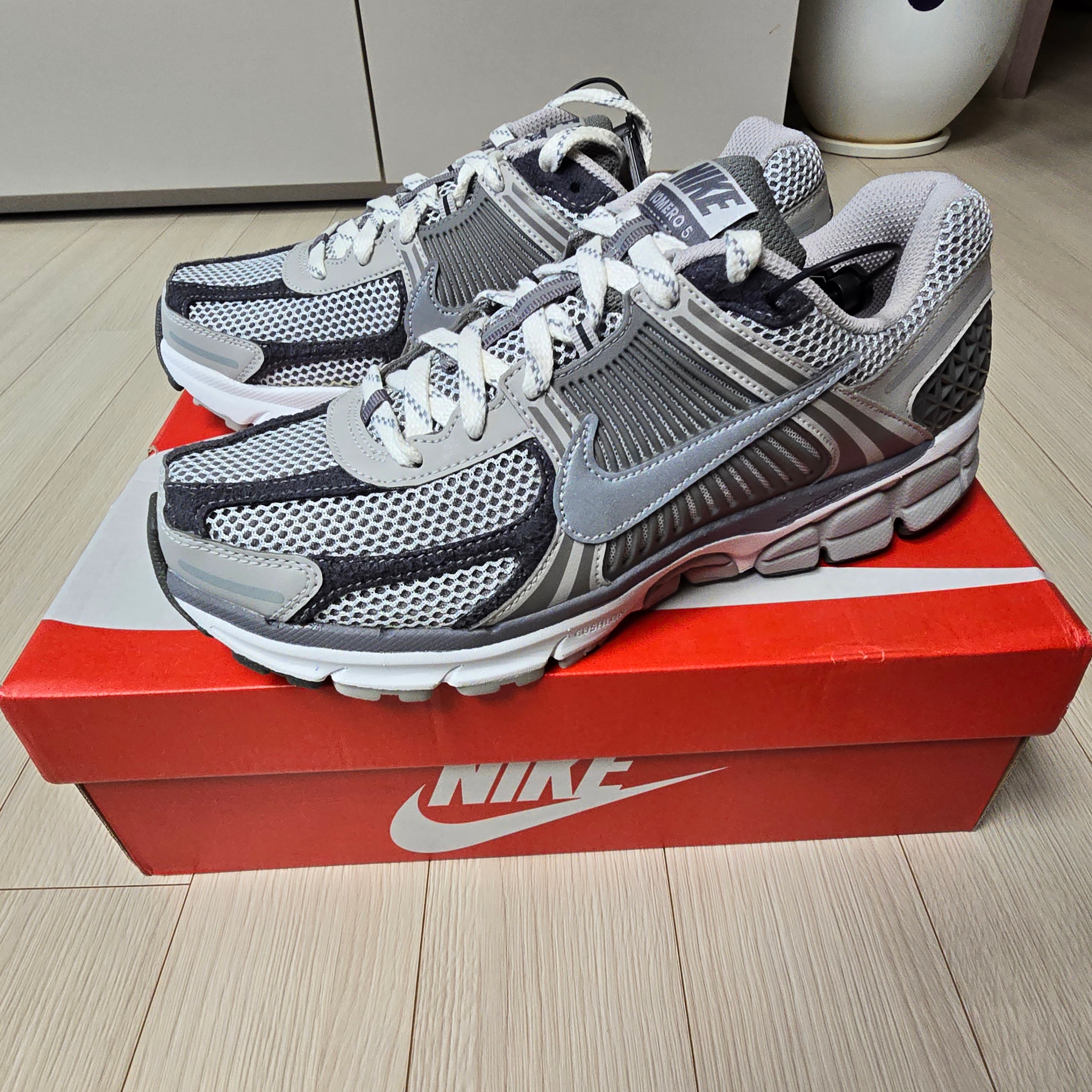 Nike Zoom Vomero 5 PRM Light Iron Ore and Flat Fewter 착용 스타일 - 3