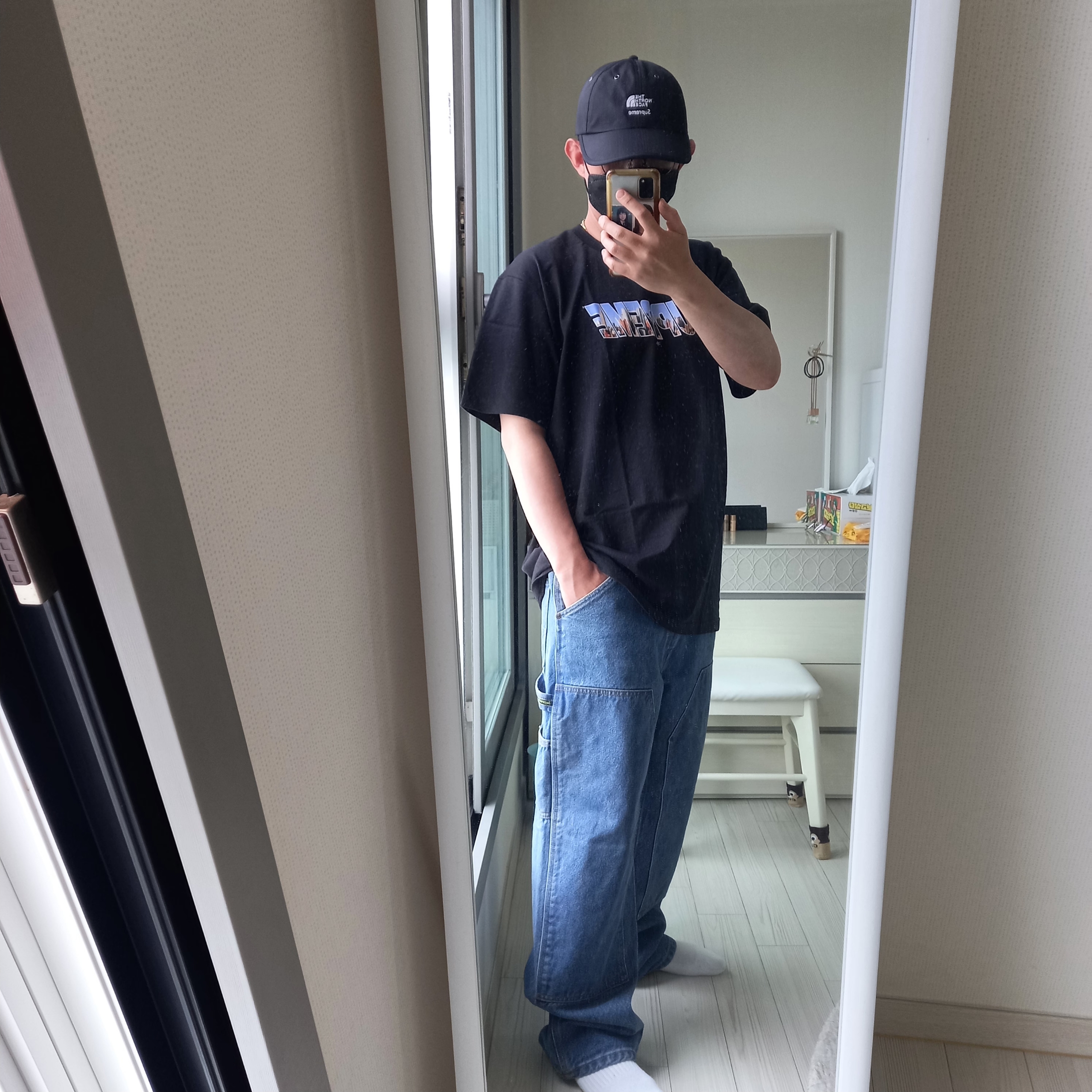 Supreme Gotham T-Shirt Black - 23FW, Supreme x The North Face Split 6-Panel Black - 24SS 착용 스타일 - 1