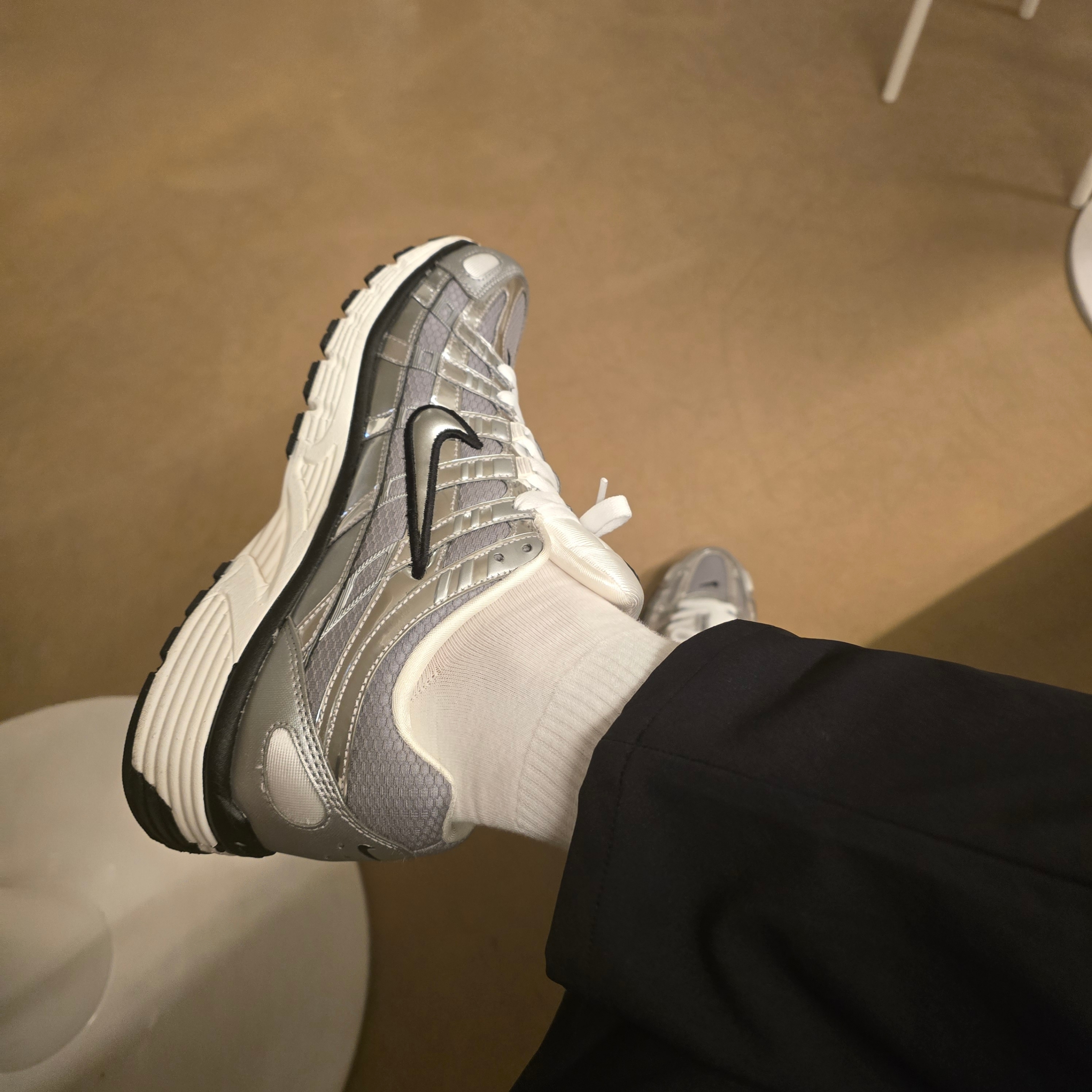Nike P-6000 Metallic Silver 착용 스타일 - 3