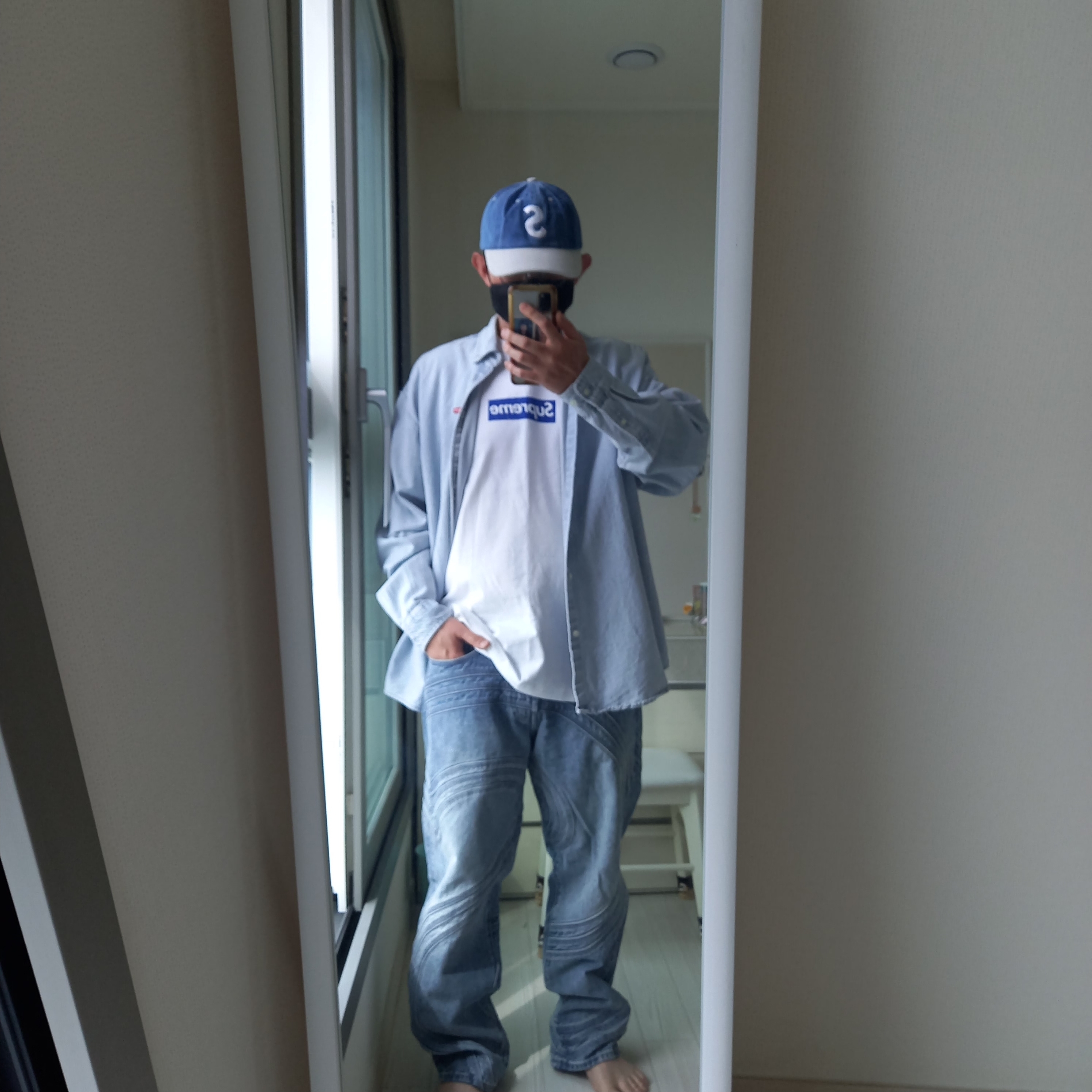Supreme 2-Tone S Logo 6-Panel Washed Denim - 24SS, Supreme Seoul Box Logo T-Shirt White - 23FW 착용 스타일 - 1