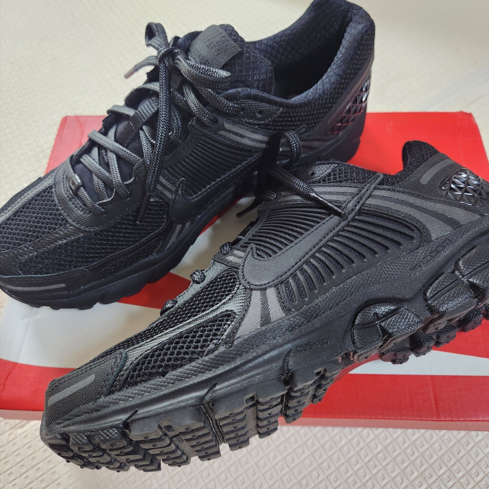 Nike Zoom Vomero 5 SP Black 착용 스타일 - 1