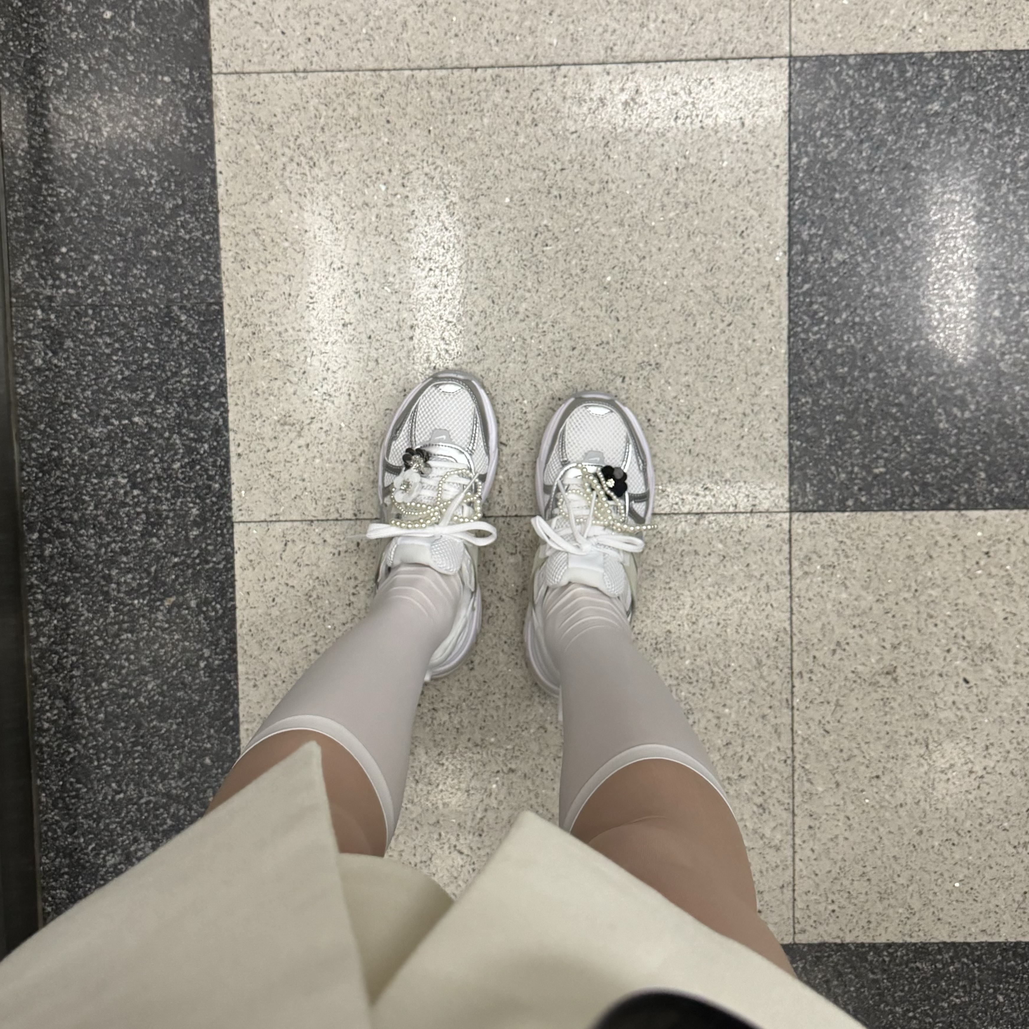 Nike V2K Run Metallic Silver White 착용 스타일 - 2