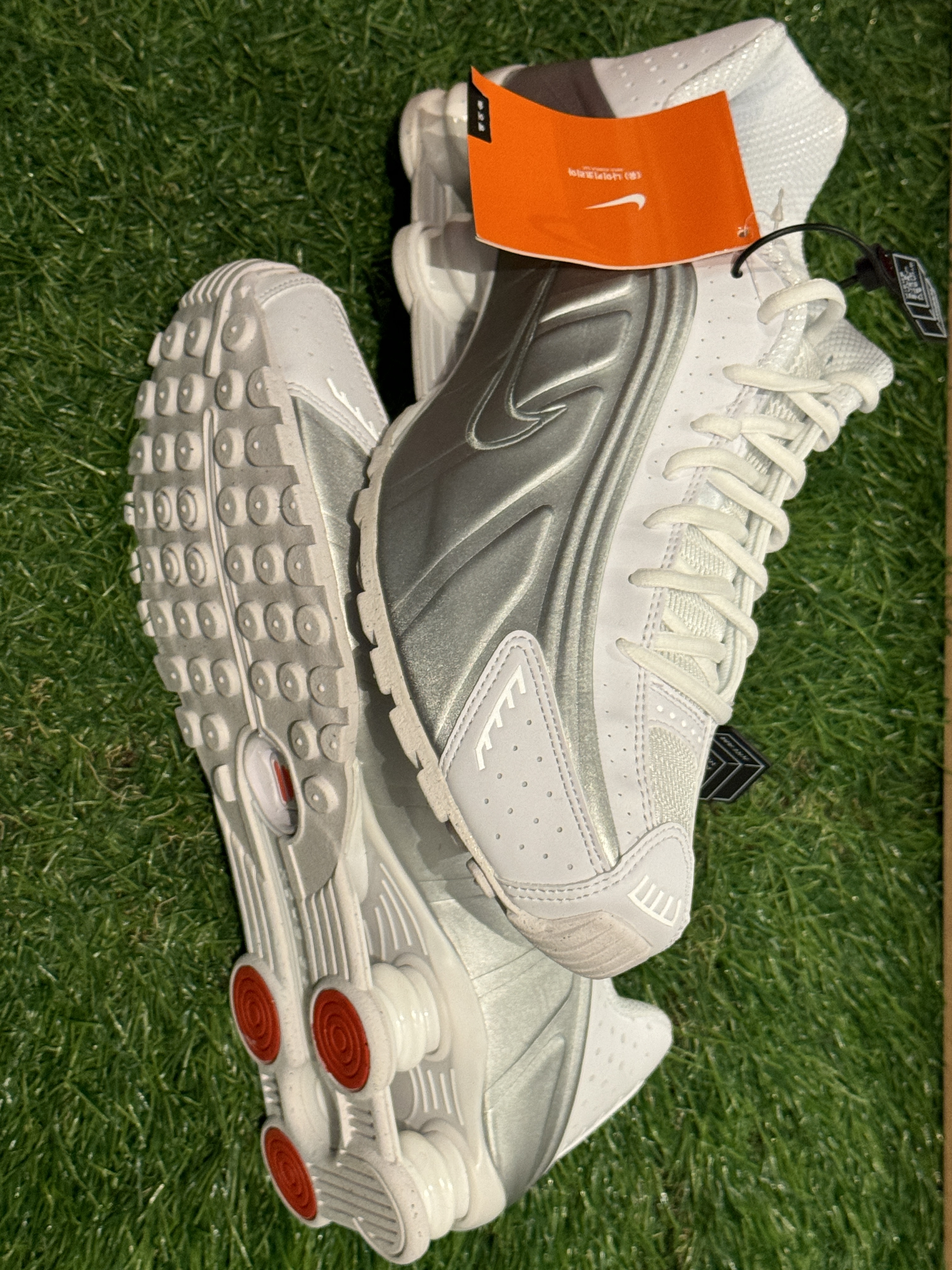 (W) Nike Shox R4 White Metallic Silver 착용 스타일 - 1