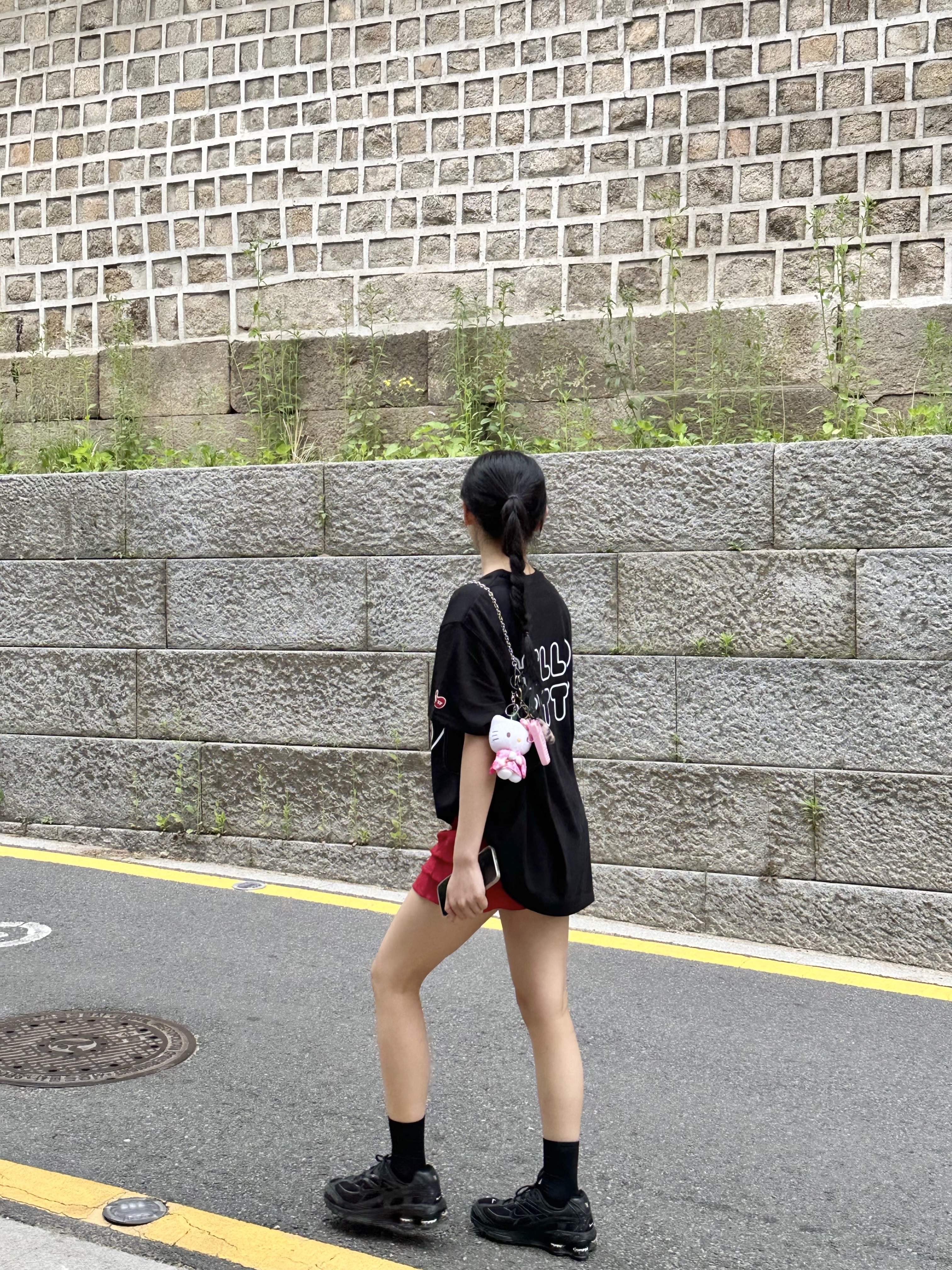 Open Yy x Hello Kitty T-Shirt Black 착용 스타일 - 2