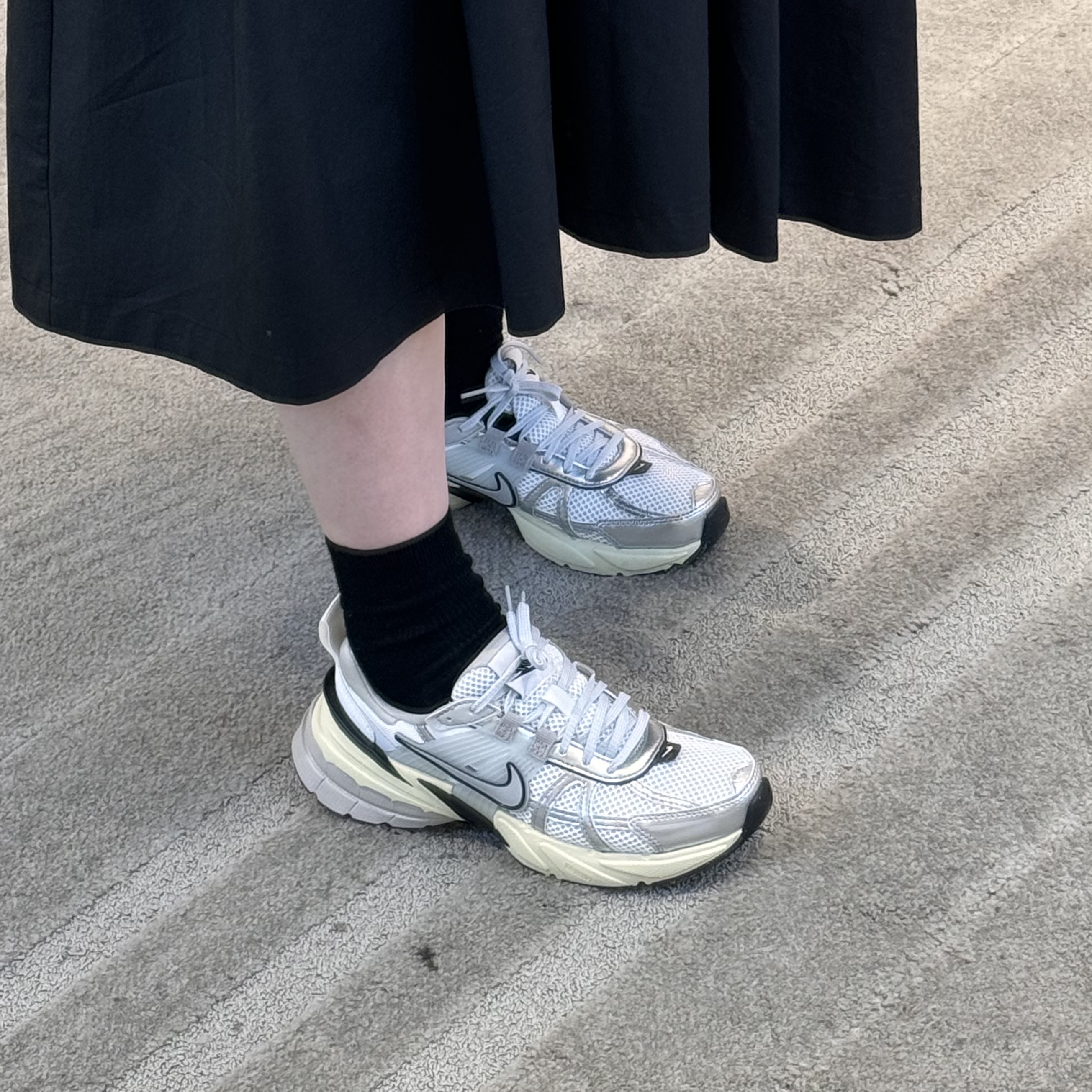 Nike V2K Run Summit White Metallic Silver 착용 스타일