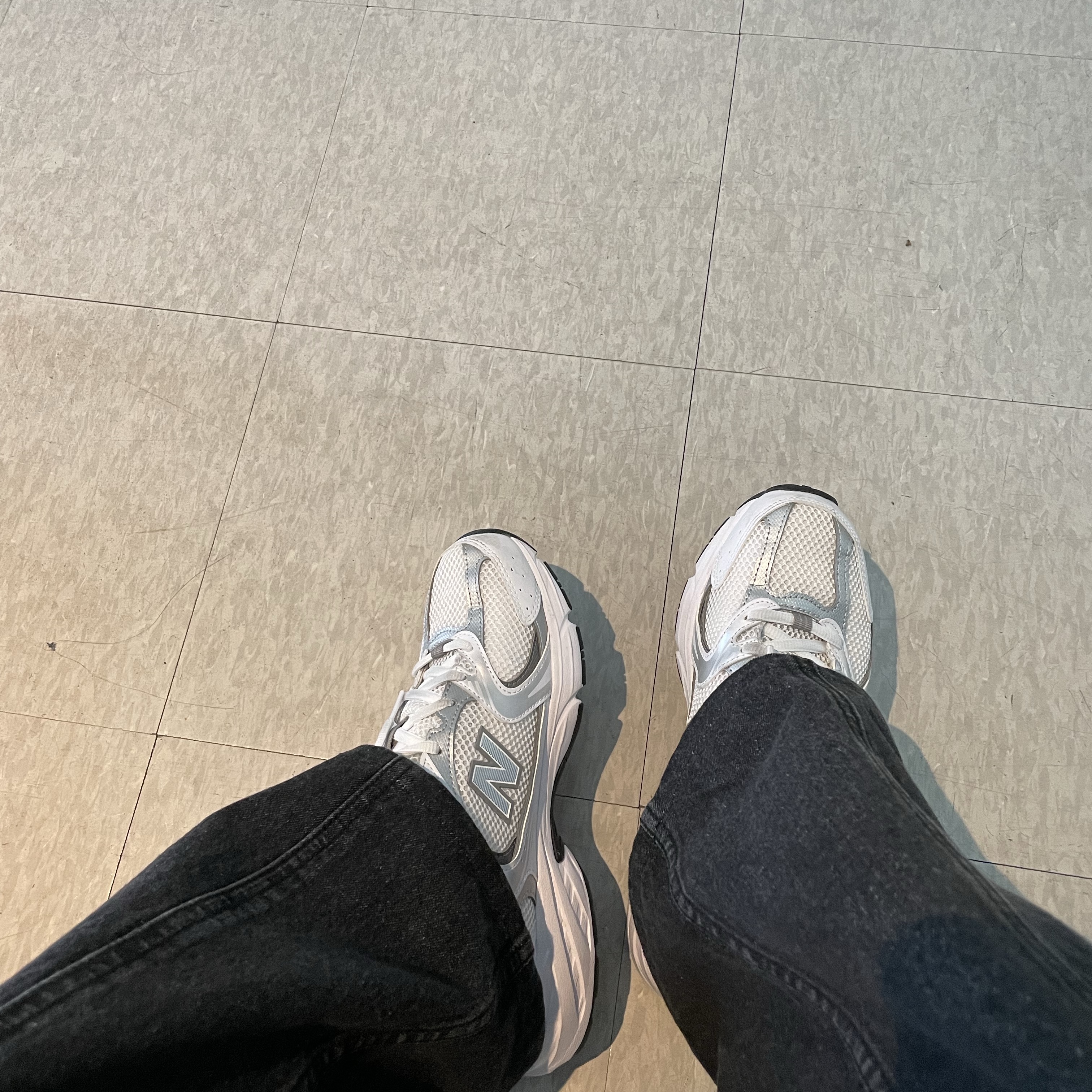 New Balance 530 White Silver 착용 스타일 - 2
