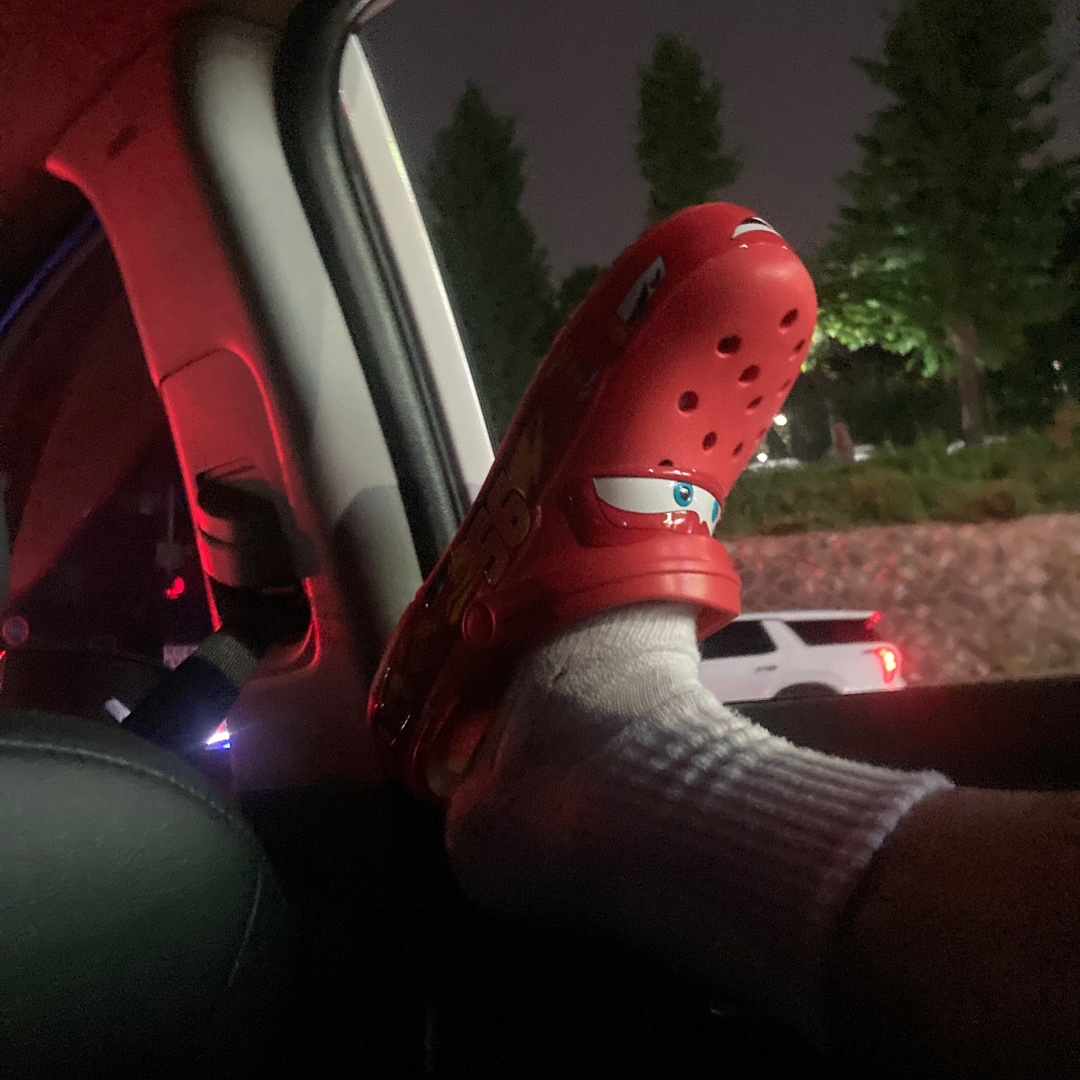 Crocs x Cars Classic Clog Lightning McQueen 착용 스타일 - 2