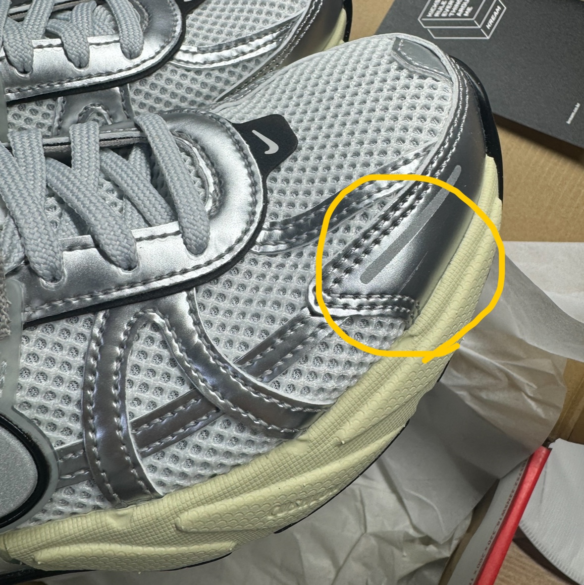 Nike V2K Run Summit White Metallic Silver 착용 스타일 - 1