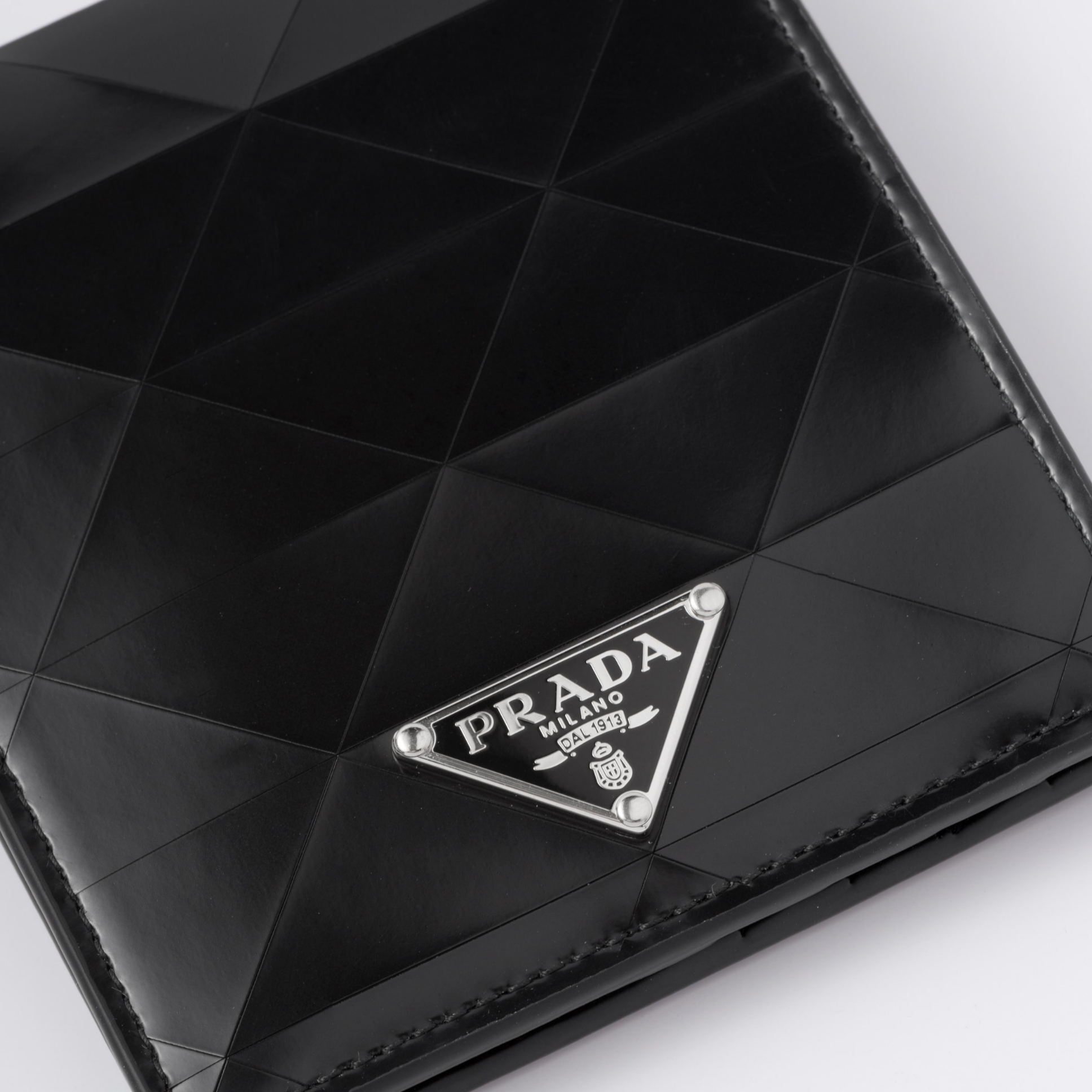 Prada Brushed Leather Wallet Black 착용 스타일