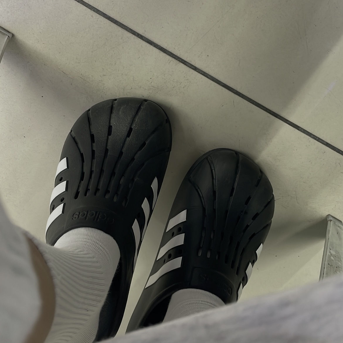 Adidas Adilette Clog Black White 착용 스타일