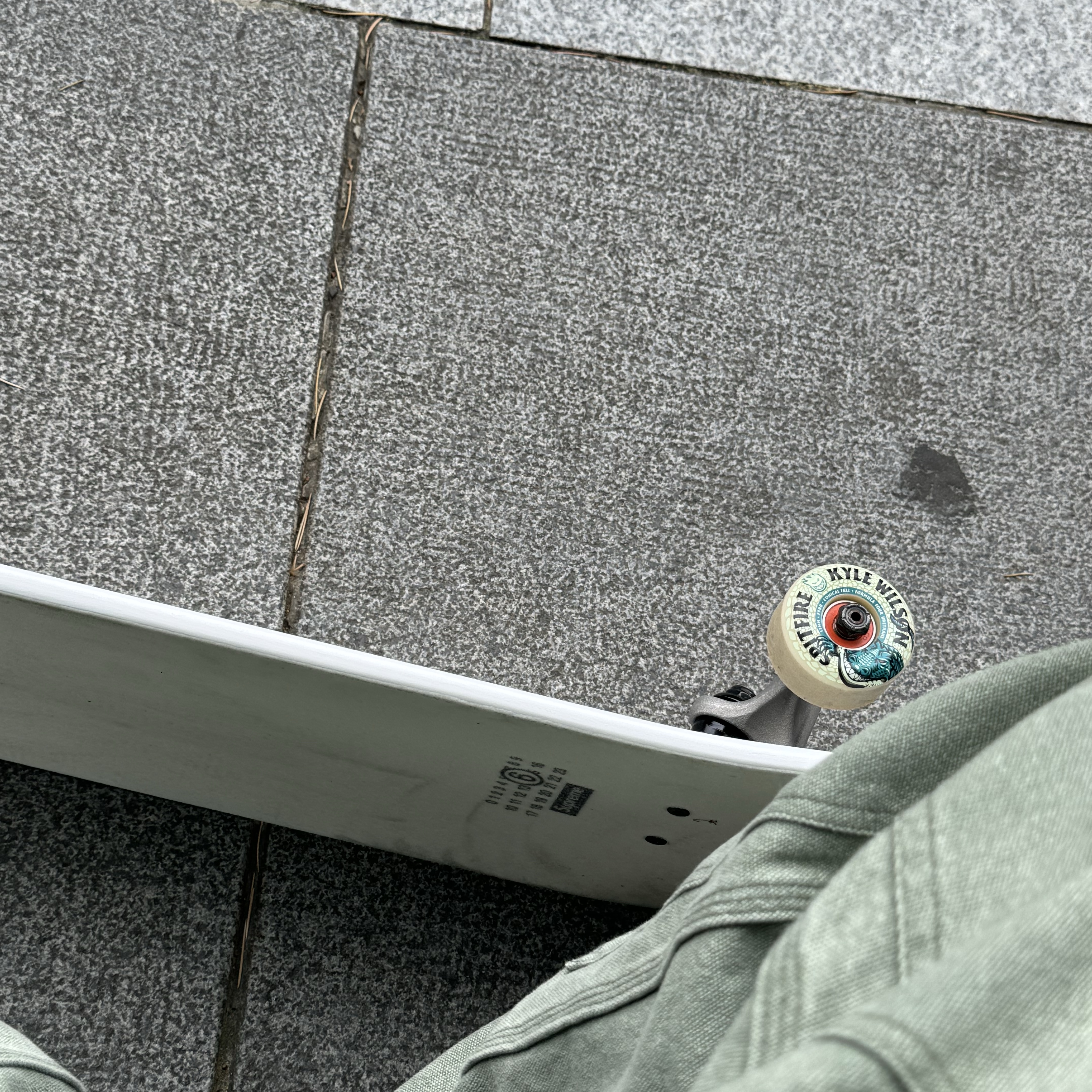 Supreme x MM6 Maison Margiela Skateboard White - 24SS, Carhartt WIP Dearborn Canvas Double Knee Pants Smoke Green Rinsed 착용 스타일 - 1