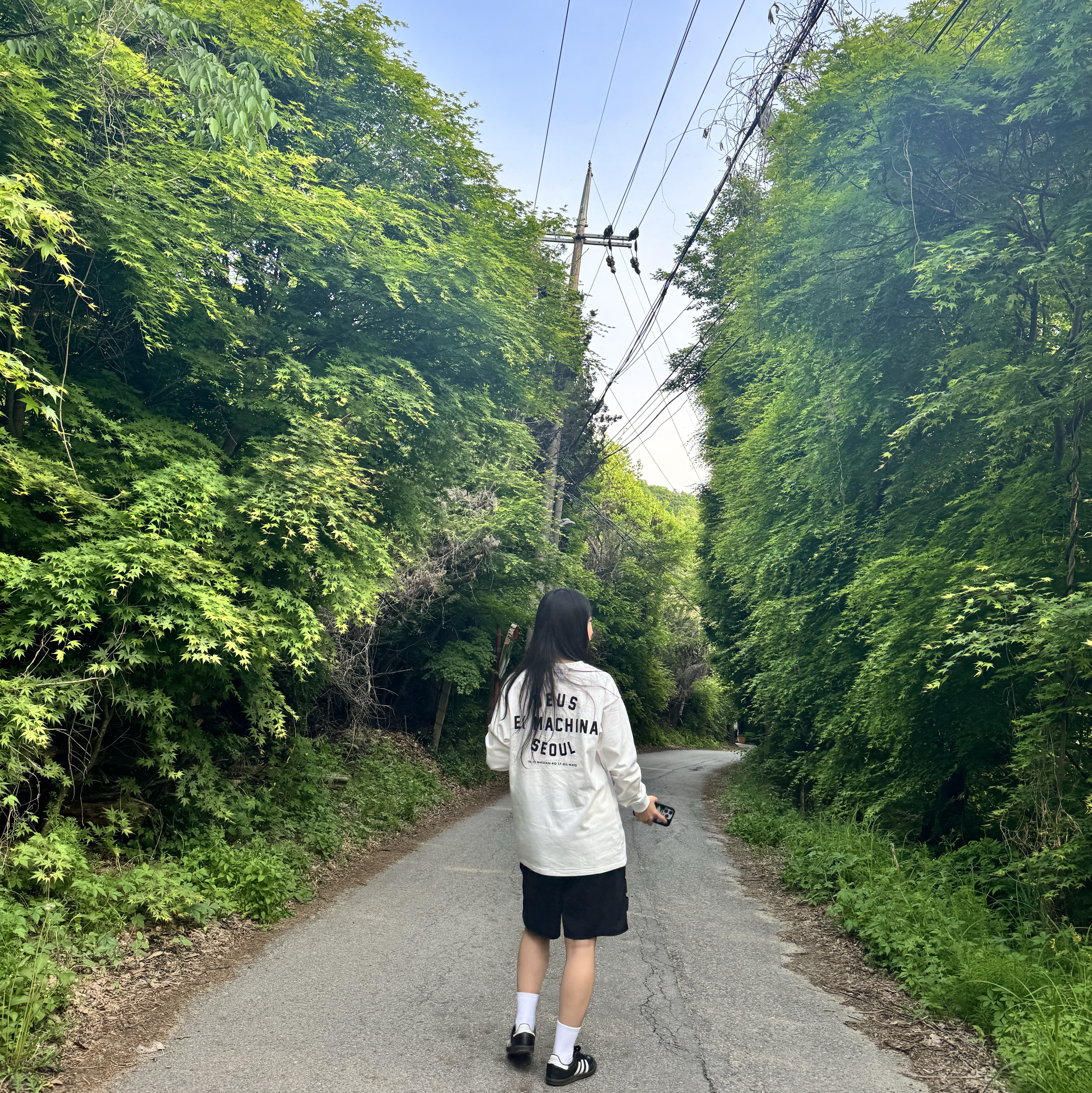 Deus Ex Machina Seoul College Long Sleeve T-Shirt White, Adidas Samba OG Black White Gum 착용 스타일 - 1
