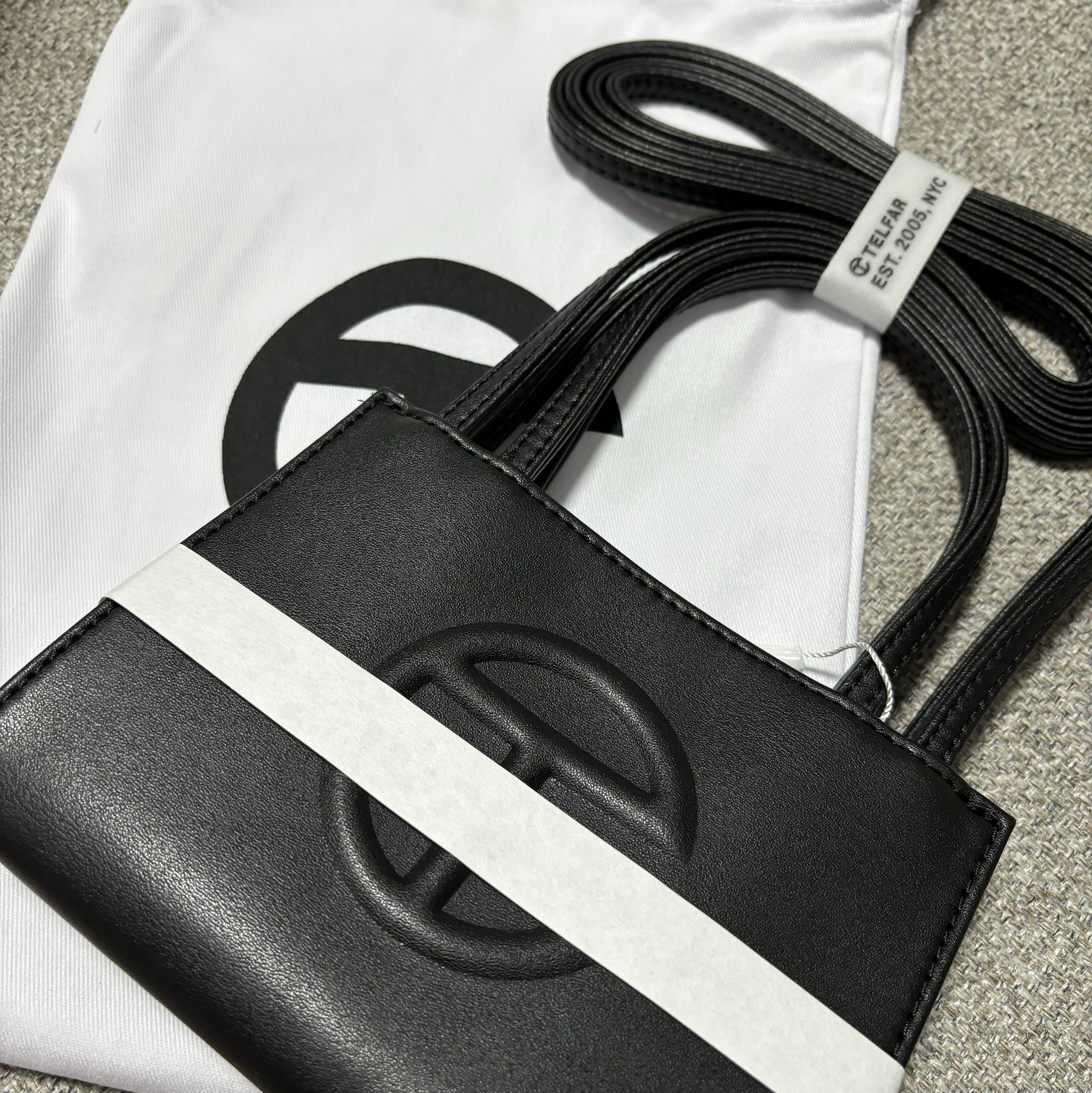 Telfar Small Shopping Bag Black 착용 스타일