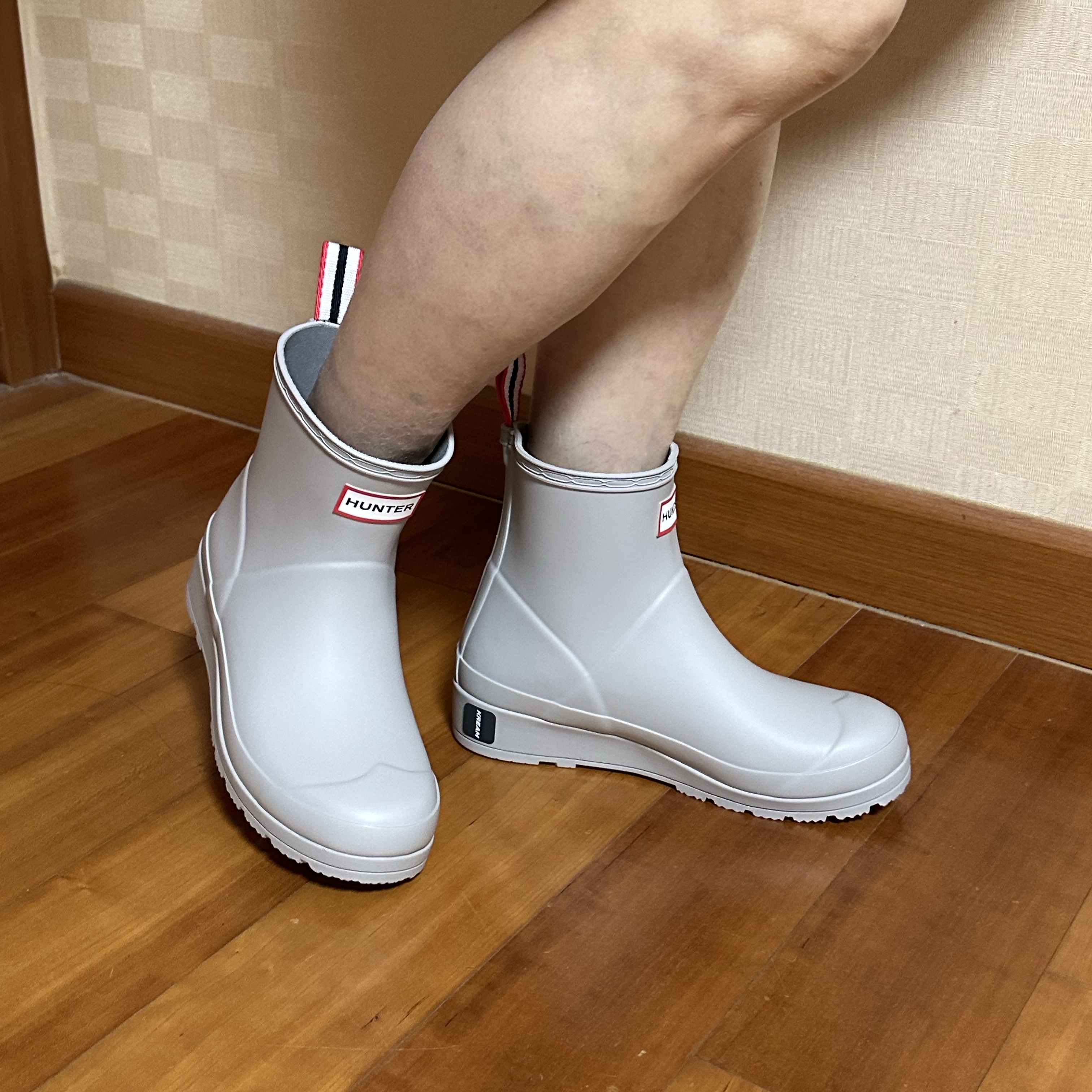 (W) Hunter Play Short Rain Boots Zinc Grey 착용 스타일 - 1