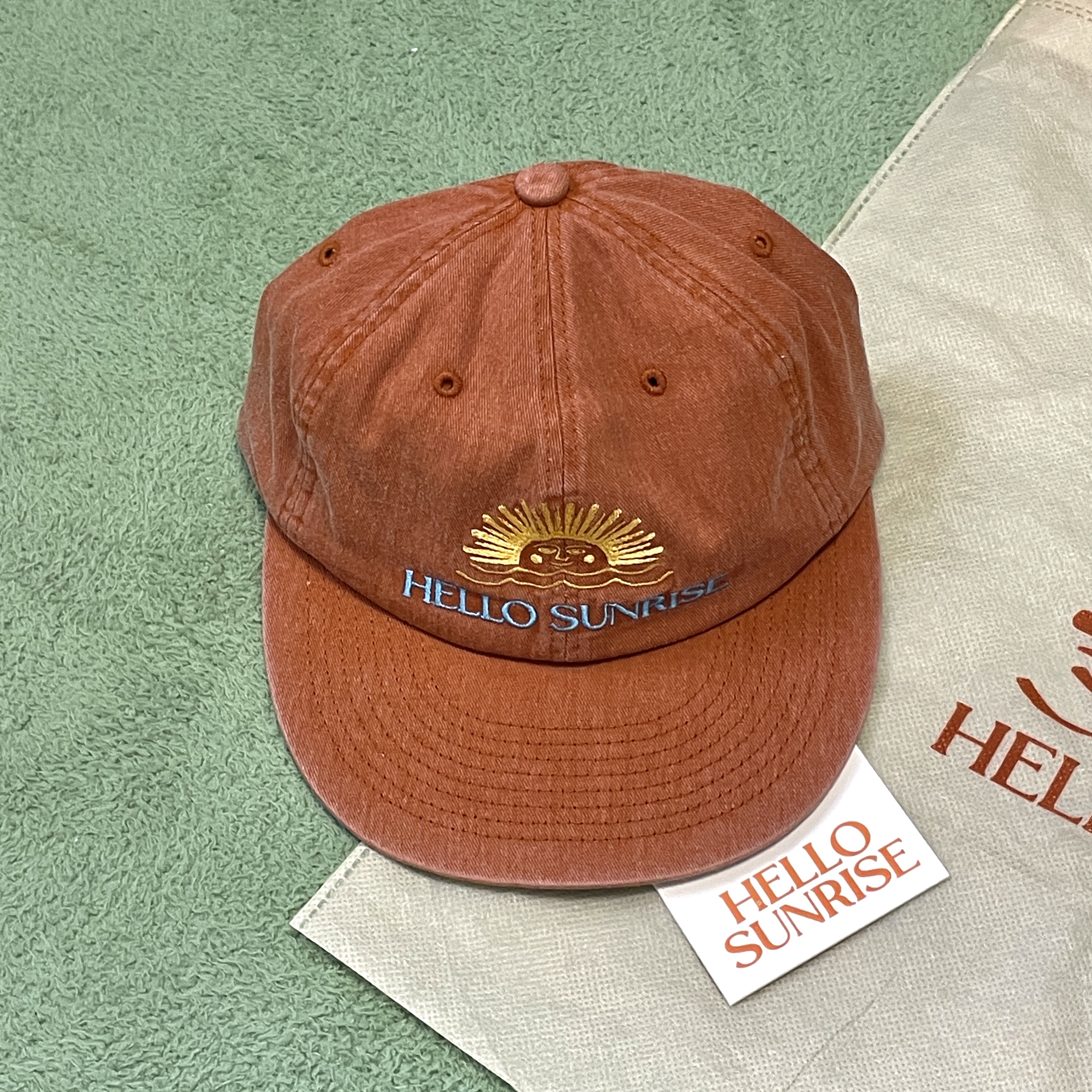 Hello Sunrise Washed Two Tone Logo 6Panel Cap Brown 착용 스타일 - 2