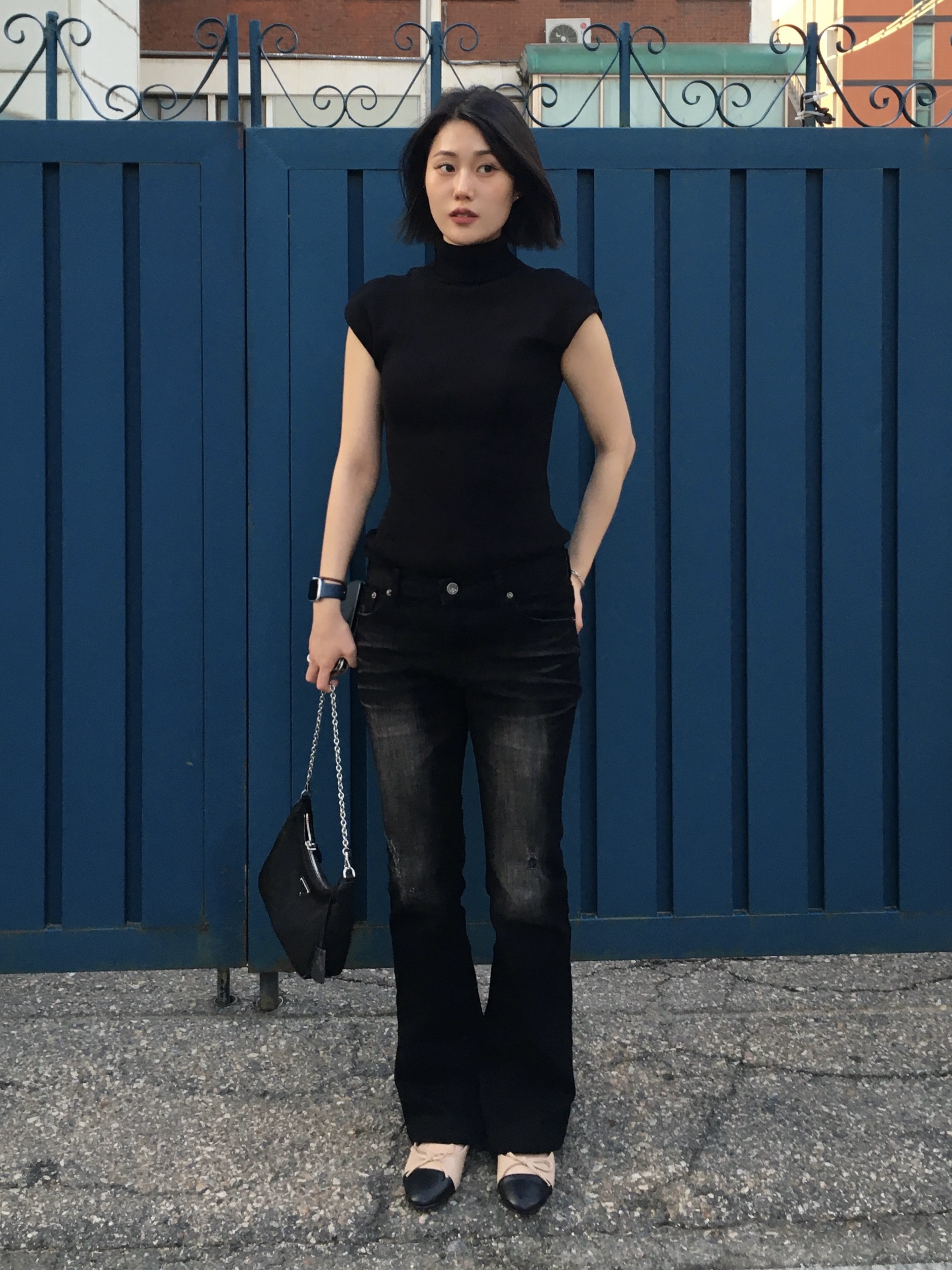 Prada Re-Edition 2005 Re-Nylon Mini Hobo Bag Black 착용 스타일