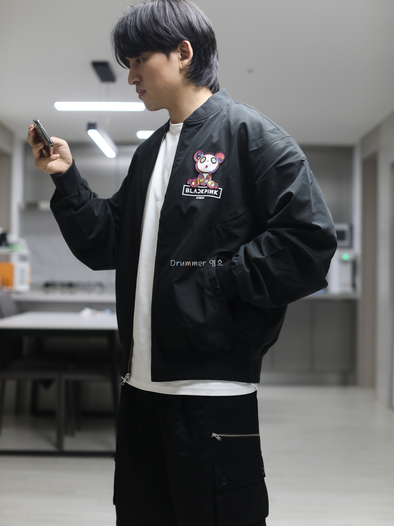 Kaikai Kiki x Blackpink Bomber Jacket Black 착용 스타일 - 2