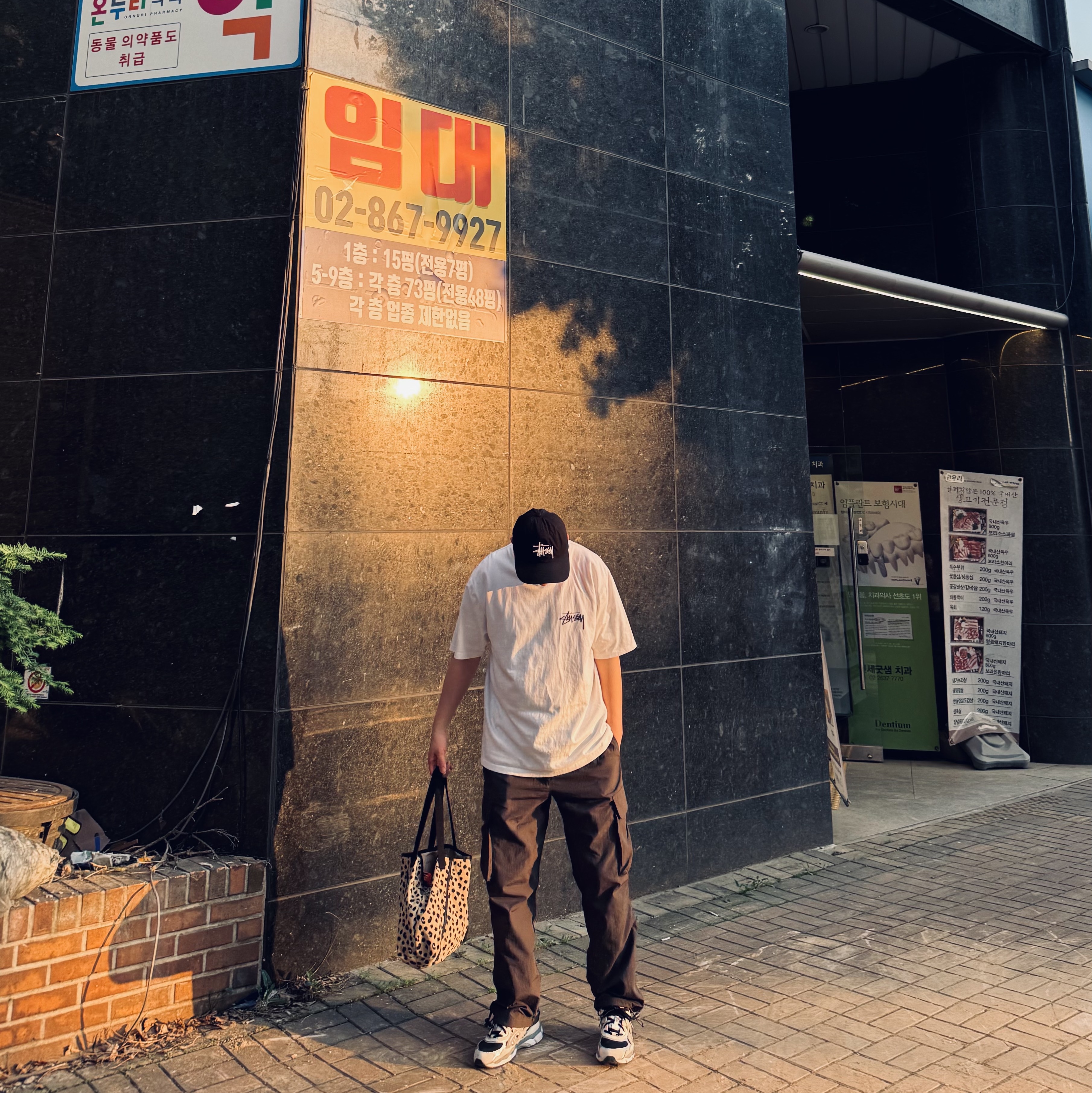 Stussy Livin' Large T-Shirt White, Asics Gel-NYC Black Clay Grey 착용 스타일 - 3