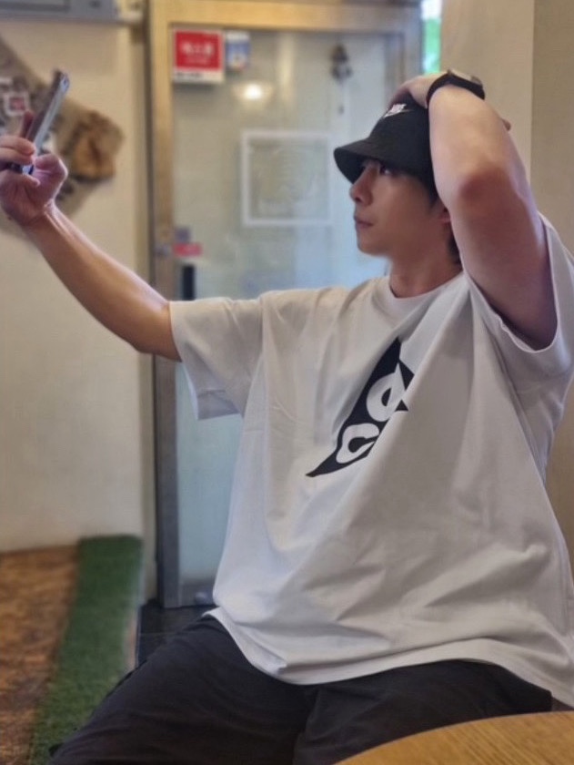 Nike ACG HBR Short Sleeve T-Shirt Summit White - Asia, (W) Nike Zoom Vomero 5 Photon Dust and Metallic Silver 착용 스타일